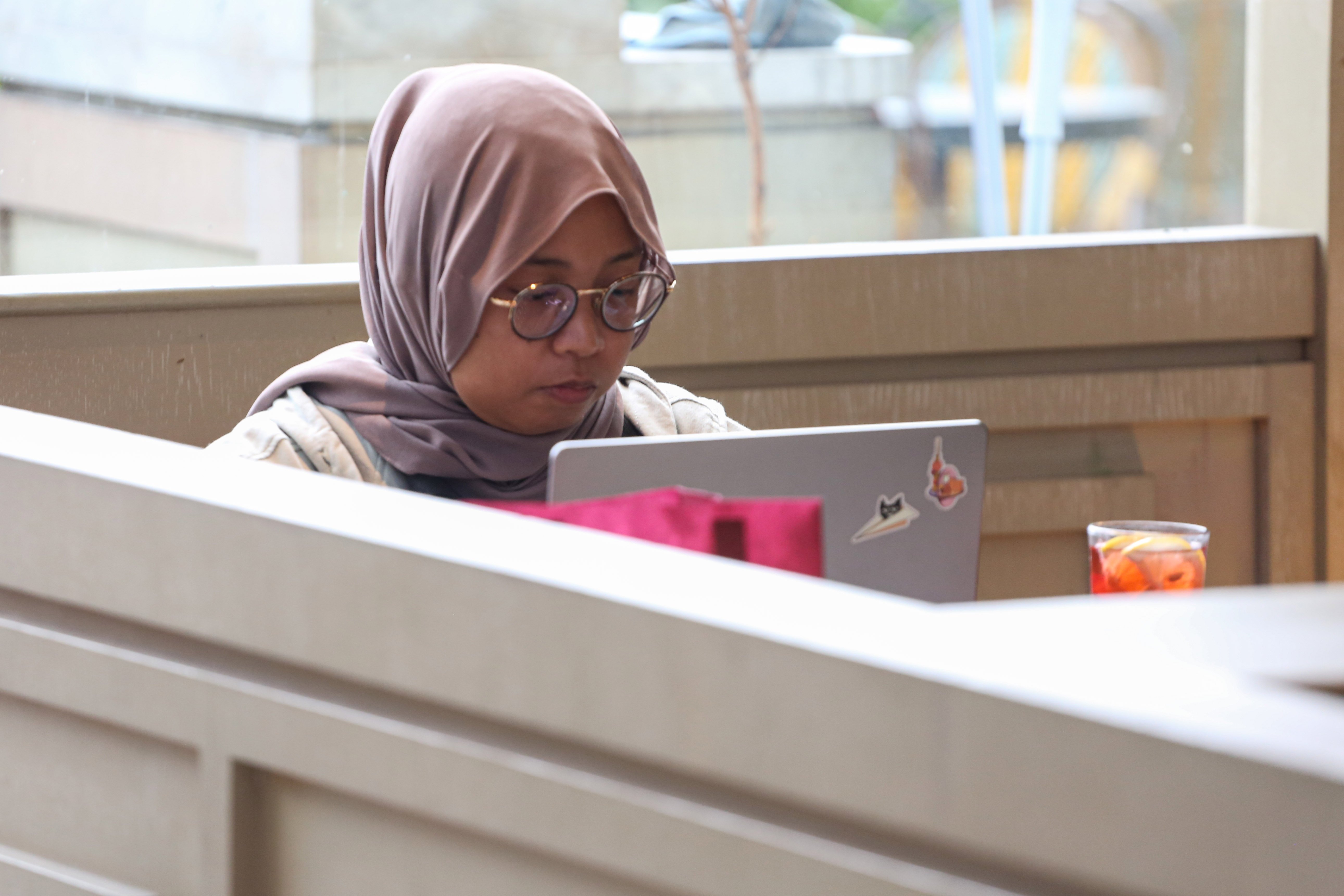 Pengunjung menggunakan laptopnya saat bekerja di Mal Kota Kasablanka, Jakarta, Selasa (30/12/2025). Pemerintah mencanangkan konsep bekerja dari mal atau work from mall (WFM) untuk mendorong pemanfaatan pusat perbelanjaan sebagai ruang kerja alternatif dalam upaya menjaga aktivitas ekonomi tetap bergerak di tengah momentum libur panjang akhir tahun.