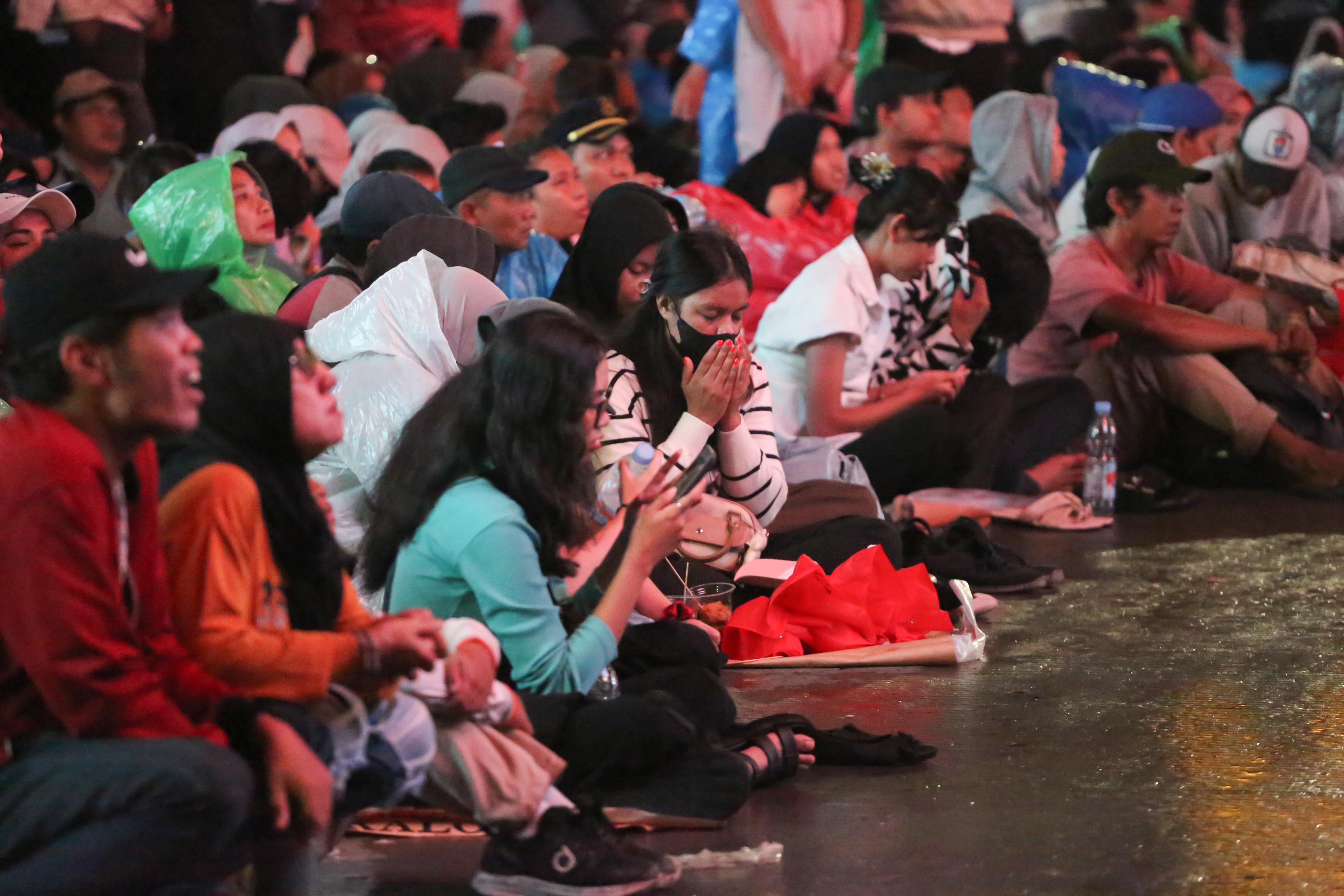 Warga memanjatkan doa pada acara menyambut malam Tahun Baru 2026 di Bundaran HI, Jakarta, Rabu (31/12/2025). Acara yang mengusung tema \