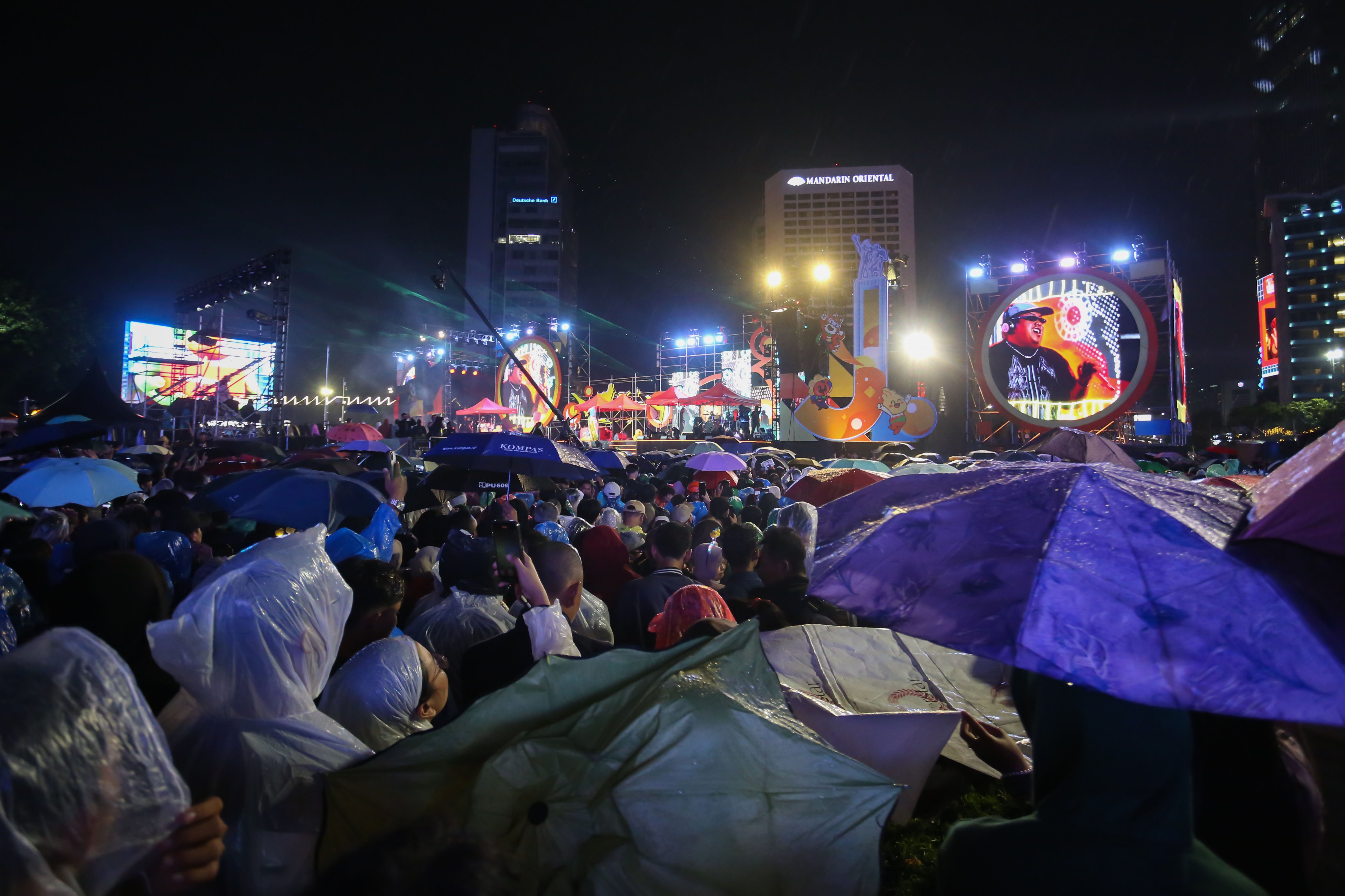 Suasana acara menyambut malam Tahun Baru 2026 di Bundaran HI, Jakarta, Rabu (31/12/2025). Acara yang mengusung tema \