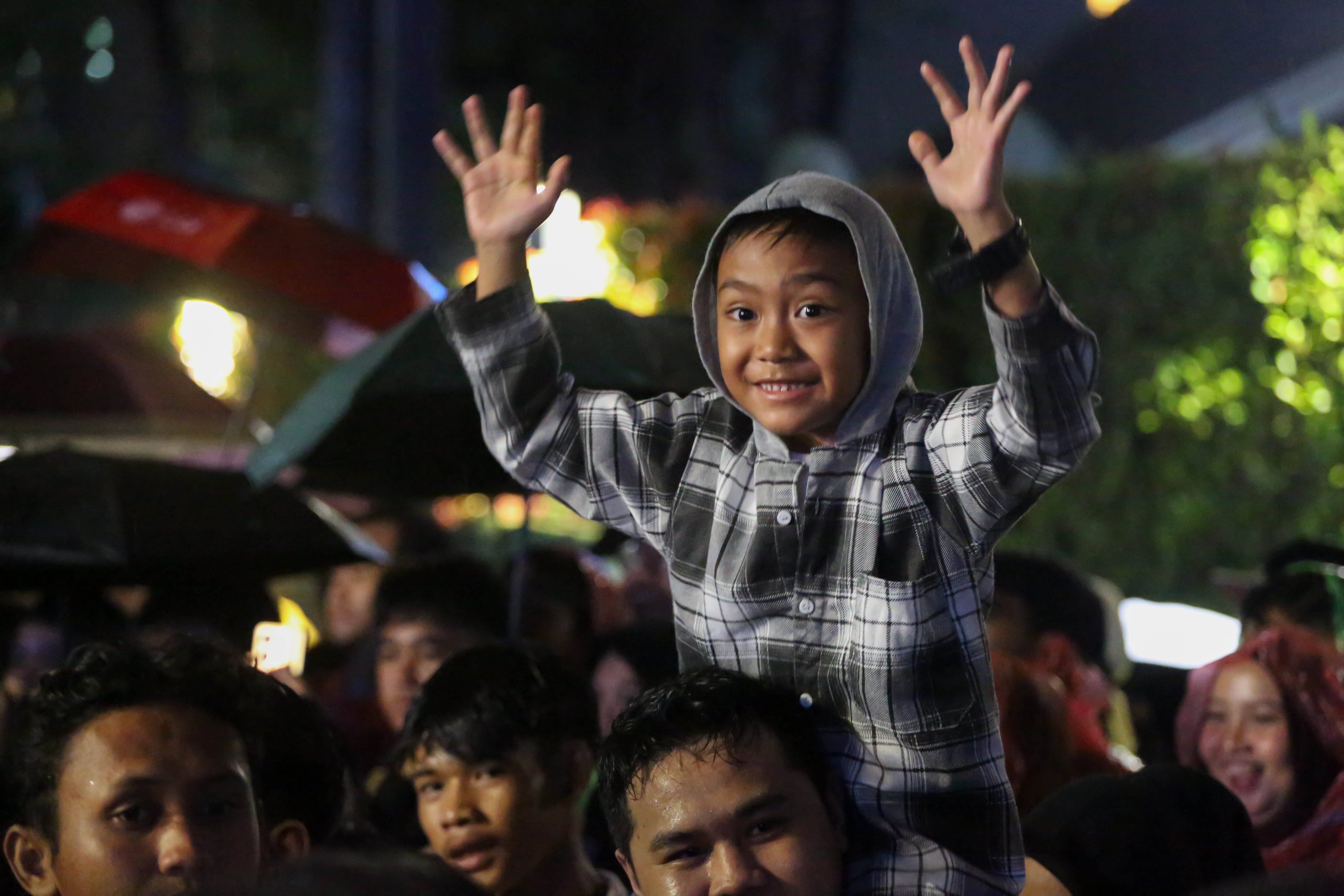 Seorang anak berjoget saat grup musik Feel Koplo tampil pada acara menyambut malam Tahun Baru 2026 di Bundaran HI, Jakarta, Rabu (31/12/2025). Acara yang mengusung tema \