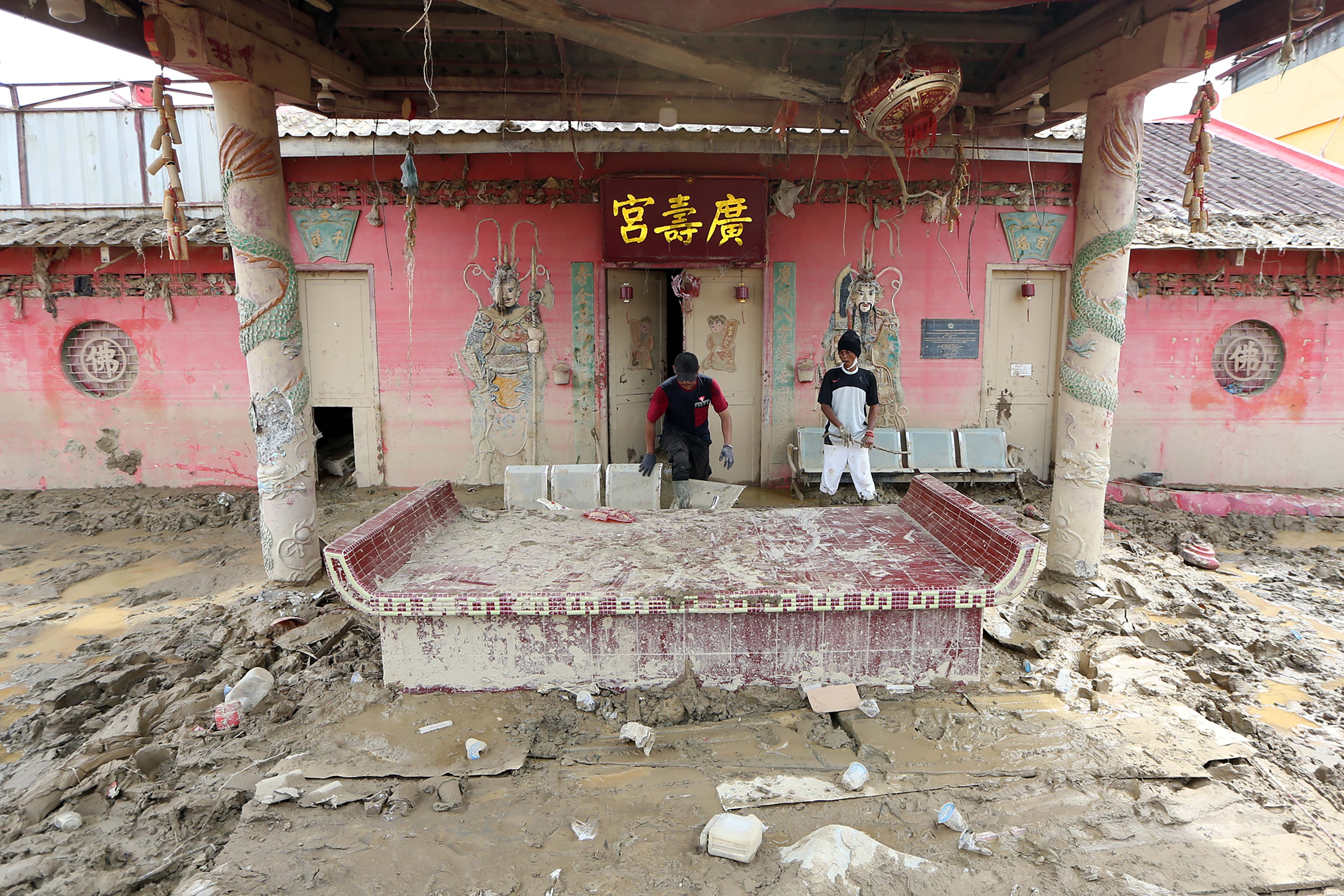 Relawan Arta Graha Peduli membersihkan lumpur di Vihara Co Su Kong, Kuala Simpang, Aceh Tamiang, Aceh, Senin (29/12/2025). Data posko penanggulangan bencana hidrometeorologi Kabupaten Aceh Tamiang menyebutkan sebanyak 60 unit rumah ibadah rusak dan tertimbun lumpur akibat banjir bandang 26 November lalu. 