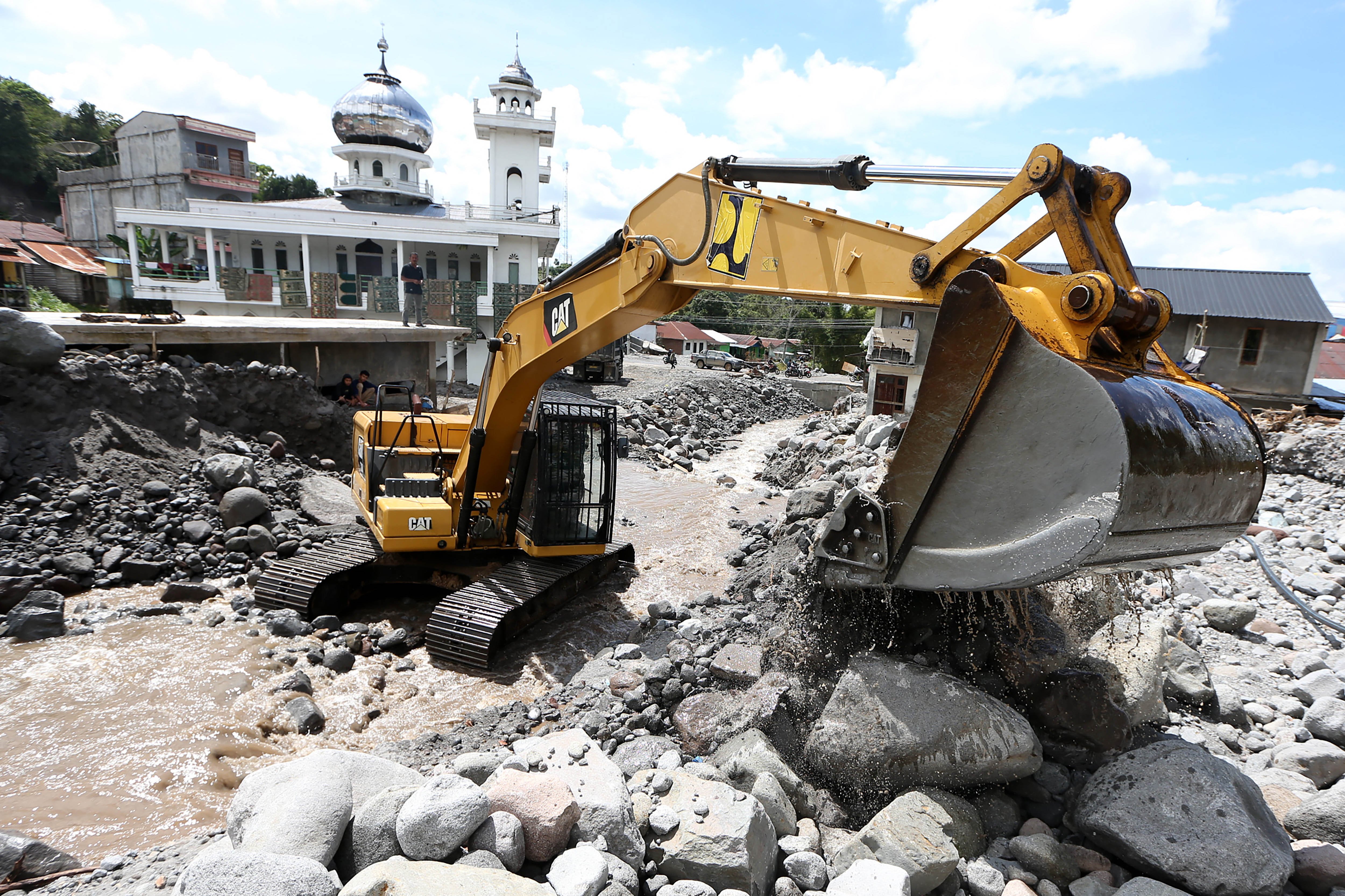 Alat berat yang dikerahkan pemerintah membersihkan lokasi dari material yang menimbun halaman dan bangunan Masjid Al Taqwa di Lampahan Timur, Bener Meriah, Aceh, Rabu (31/12/2025). Data sementara posko tanggap darurat bencana hidrometeorologi Aceh menyebutkan sebanyak 287 unit rumah ibadah di 17 kabupaten/kota mengalami kerusakan akibat bencana banjir bandang serta longsor pada akhir November 2025. 