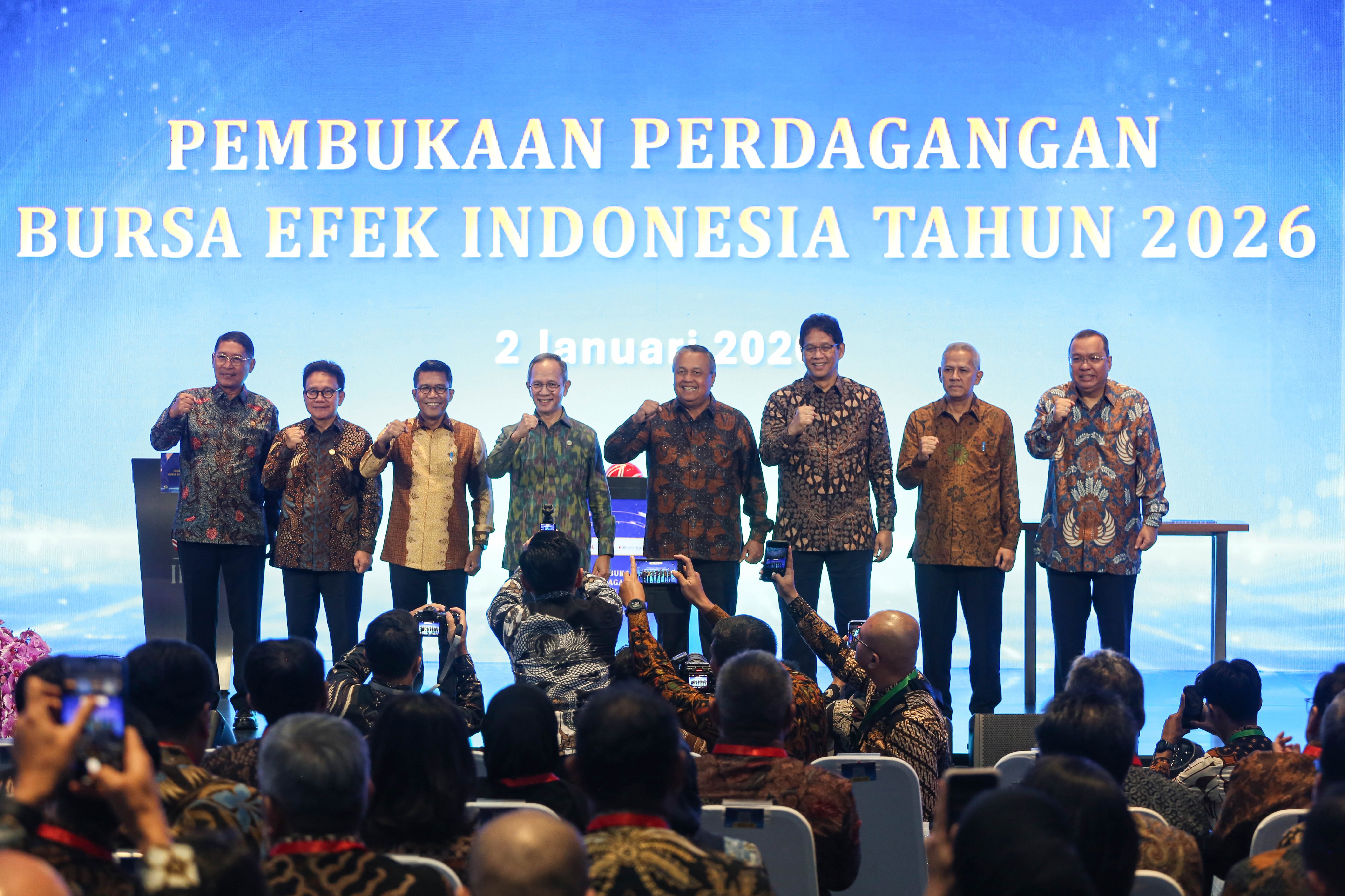 Dirut Bursa Efek Indonesia (BEI) Iman Rachman (kanan), Gubernur Bank Indonesia Perry Warjiyo (keempat kanan), Menteri Keuangan Purbaya Yudhi Sadewa (ketiga kana), Ketua Dewan Komisioner LPS Anggito Abimanyu (kedua kanan), Ketua Dewan Komisioner OJK Mahendra Siregar (keempat kiri), Wakil Ketua Dewan Komisioner OJK Mirza Adityaswara (kedua kiri) dan Anggota Dewan Komisioner OJK Inarno Djajadi (kiri) membuka perdagangan saham tahun 2026 di Bursa Efek Indonesia, Jakarta, Jumat (2/1/2026). 