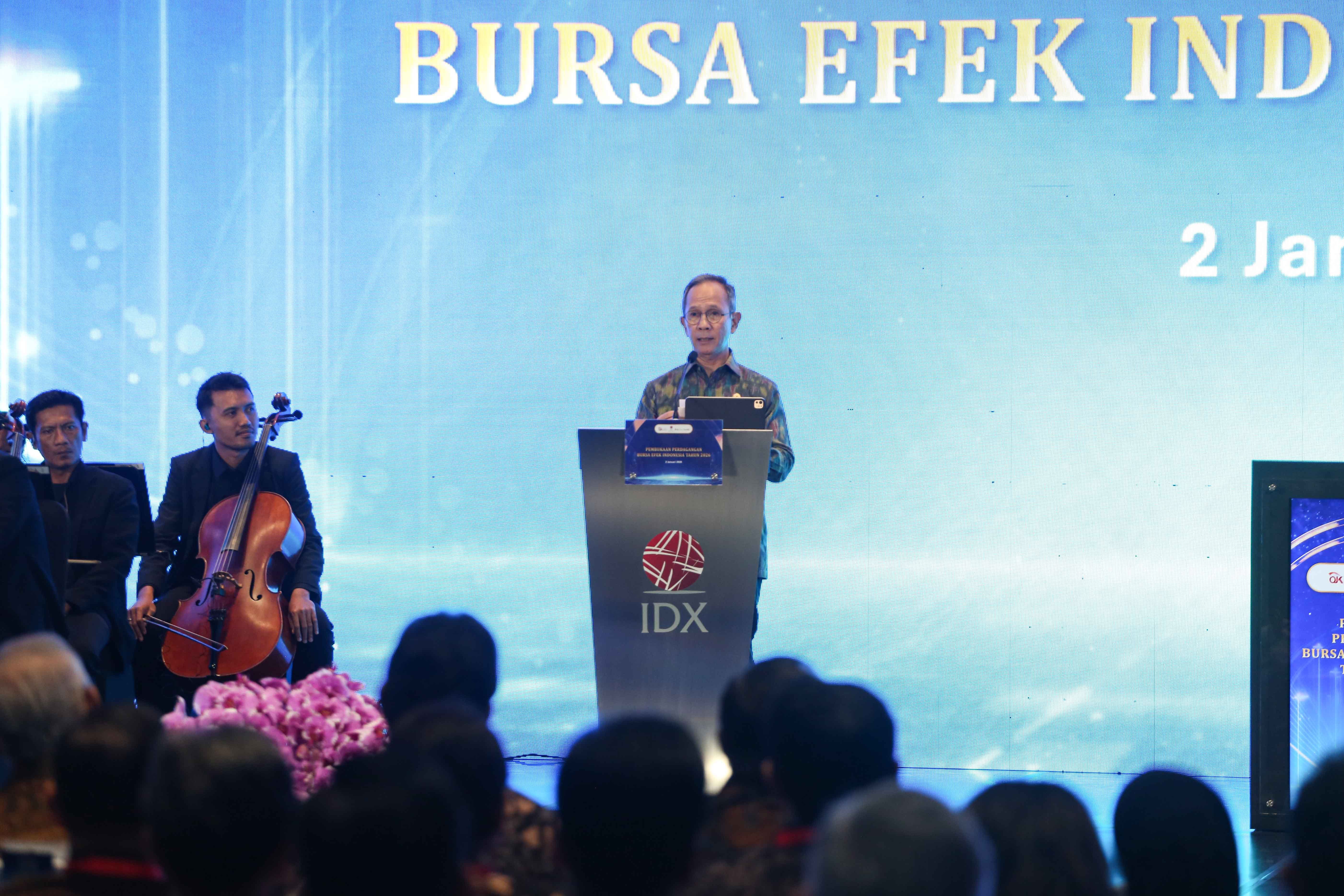 Ketua Dewan Komisioner Otoritas Jasa Keuangan (OJK) Mahendra Siregar menyampaikan sambutan saat pembukaan perdagangan saham tahun 2026 di Bursa Efek Indonesia, Jakarta, Jumat (2/1/2026). Indeks Harga Saham Gabungan (IHSG) membuka tahun 2026 di zona hijau, menguat 0,34% di level 8.676 dengan sepuluh menit perdagangan pertama nilai transaksi saham telah mencapai lebih dari Rp 2,5 triliun.