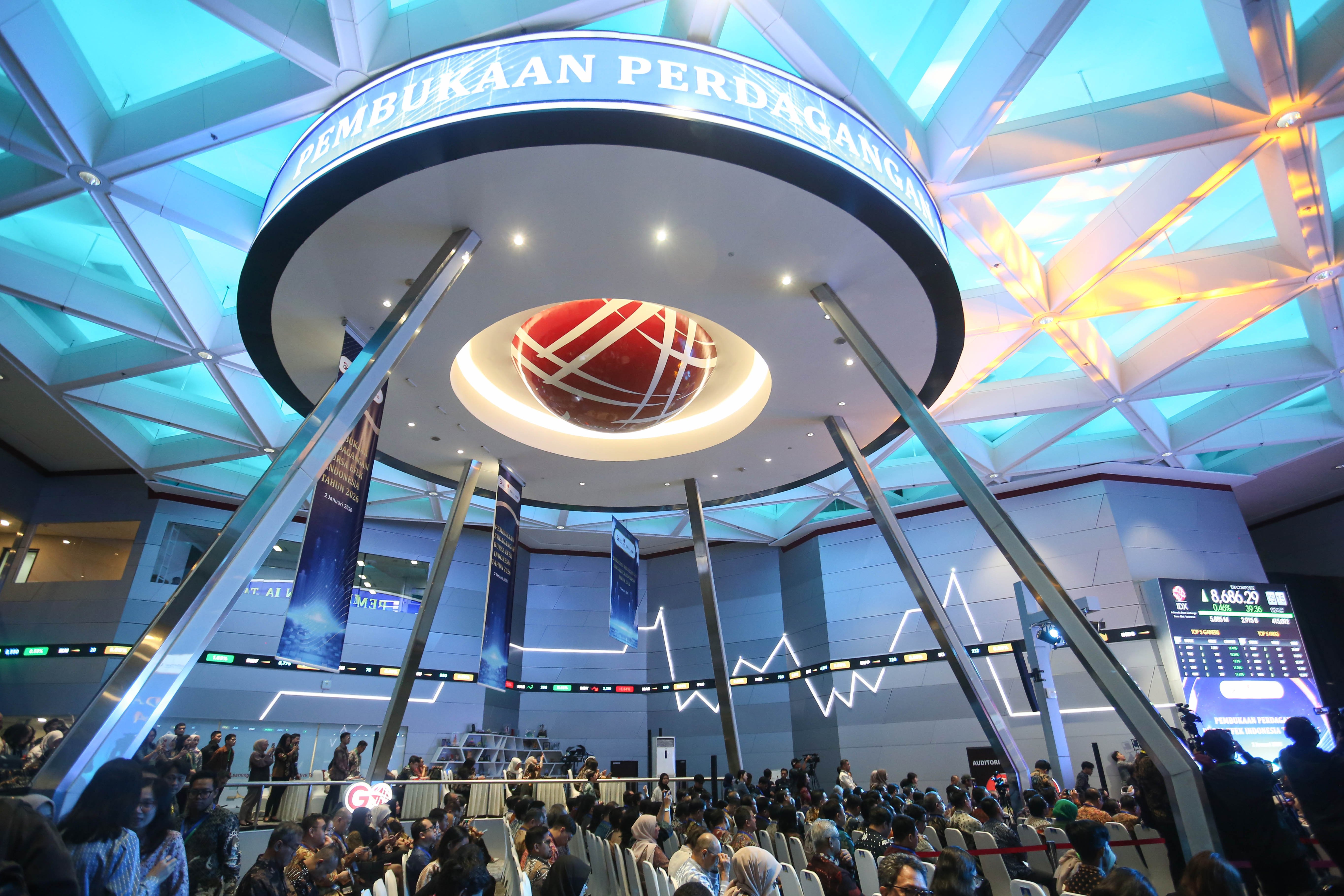 Pengunjung berada di dekat layar digital yang menampilkan pergerakan harga saham saat pembukaan perdagangan tahun 2026 di Bursa Efek Indonesia, Jakarta, Jumat (2/1/2026). Indeks Harga Saham Gabungan (IHSG) membuka tahun 2026 di zona hijau, menguat 0,34% di level 8.676 dengan sepuluh menit perdagangan pertama nilai transaksi saham telah mencapai lebih dari Rp 2,5 triliun.