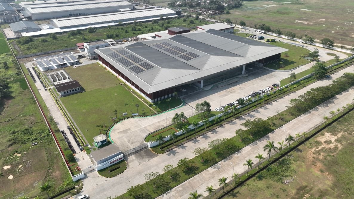 Instalasi panel surya atap di pabrik Mowilex Cikande, Banten, menjadi bagian strategi perusahaan mempercepat penurunan emisi permanen setelah tujuh ta