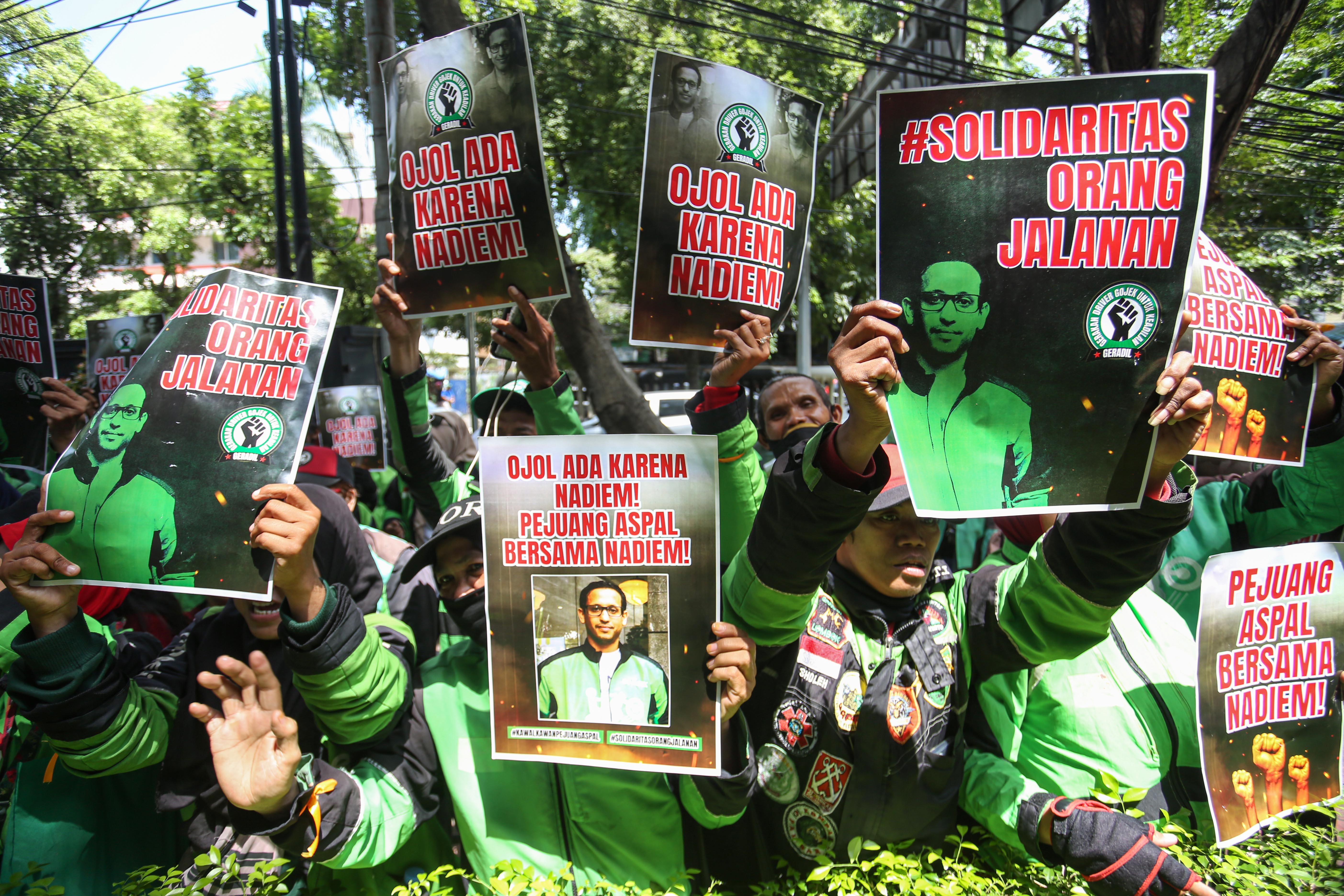 Pengemudi ojek daring menyerukan pembebasan tersangka kasus dugaan korupsi pengadaan laptop Chromebook di Kemendikbudristek 2019-2022, Nadiem Makarim yang tengah menjalani sidang di Pengadilan Negeri Jakarta Pusat, Senin (5/1/2026). Jaksa Penuntut Umum mendakwa Nadiem memperkaya diri sendiri senilai Rp 809.596.125.000 dengan dugaan mengakibatkan kerugian negara Rp 2,1 triliun dalam kasus pengadaan laptop Chromebook di Kemendikbudristek.