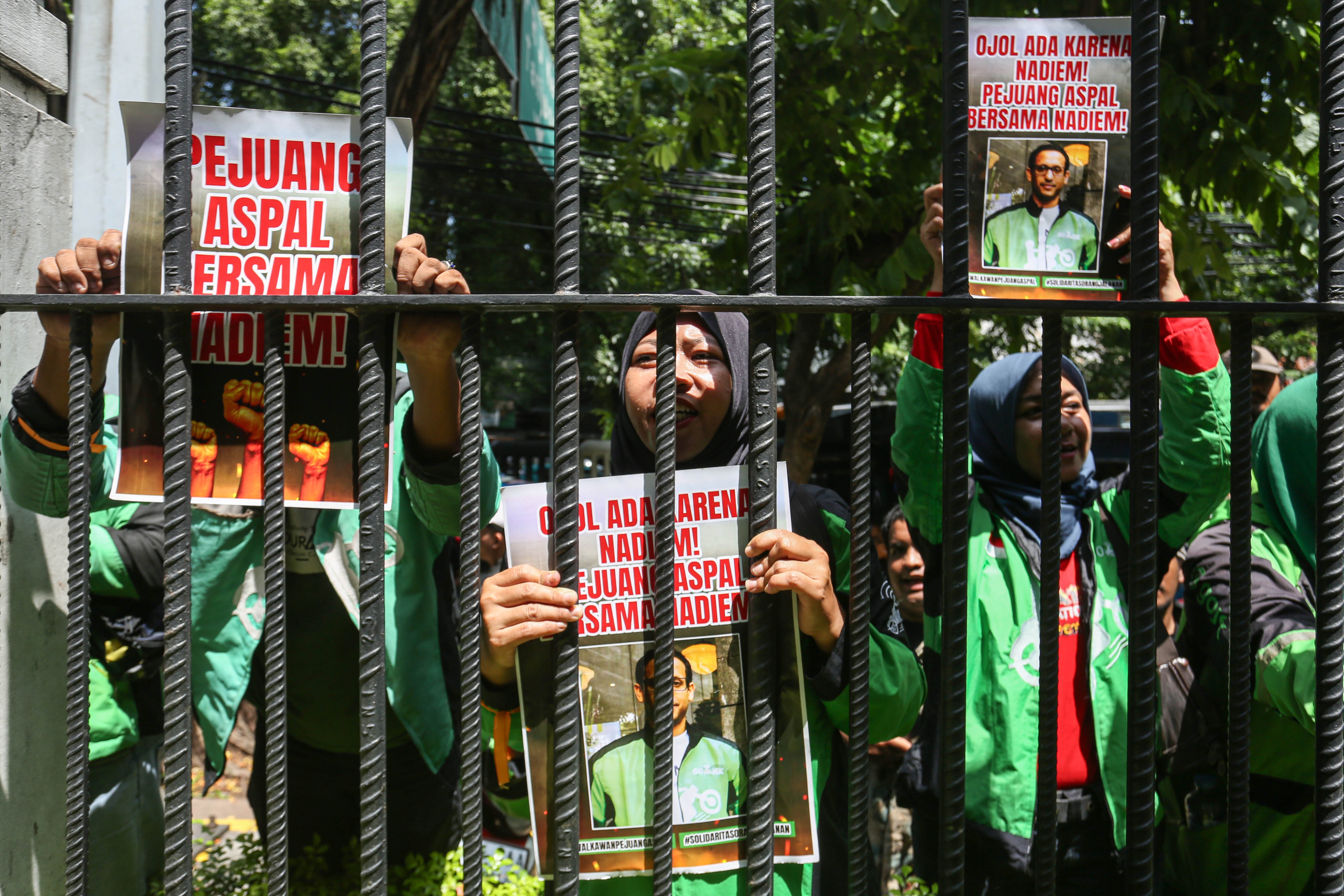 Pengemudi ojek daring menyerukan pembebasan tersangka kasus dugaan korupsi pengadaan laptop Chromebook di Kemendikbudristek 2019-2022, Nadiem Makarim yang tengah menjalani sidang di Pengadilan Negeri Jakarta Pusat, Senin (5/1/2026). Jaksa Penuntut Umum mendakwa Nadiem memperkaya diri sendiri senilai Rp 809.596.125.000 dengan dugaan mengakibatkan kerugian negara Rp 2,1 triliun dalam kasus pengadaan laptop Chromebook di Kemendikbudristek.