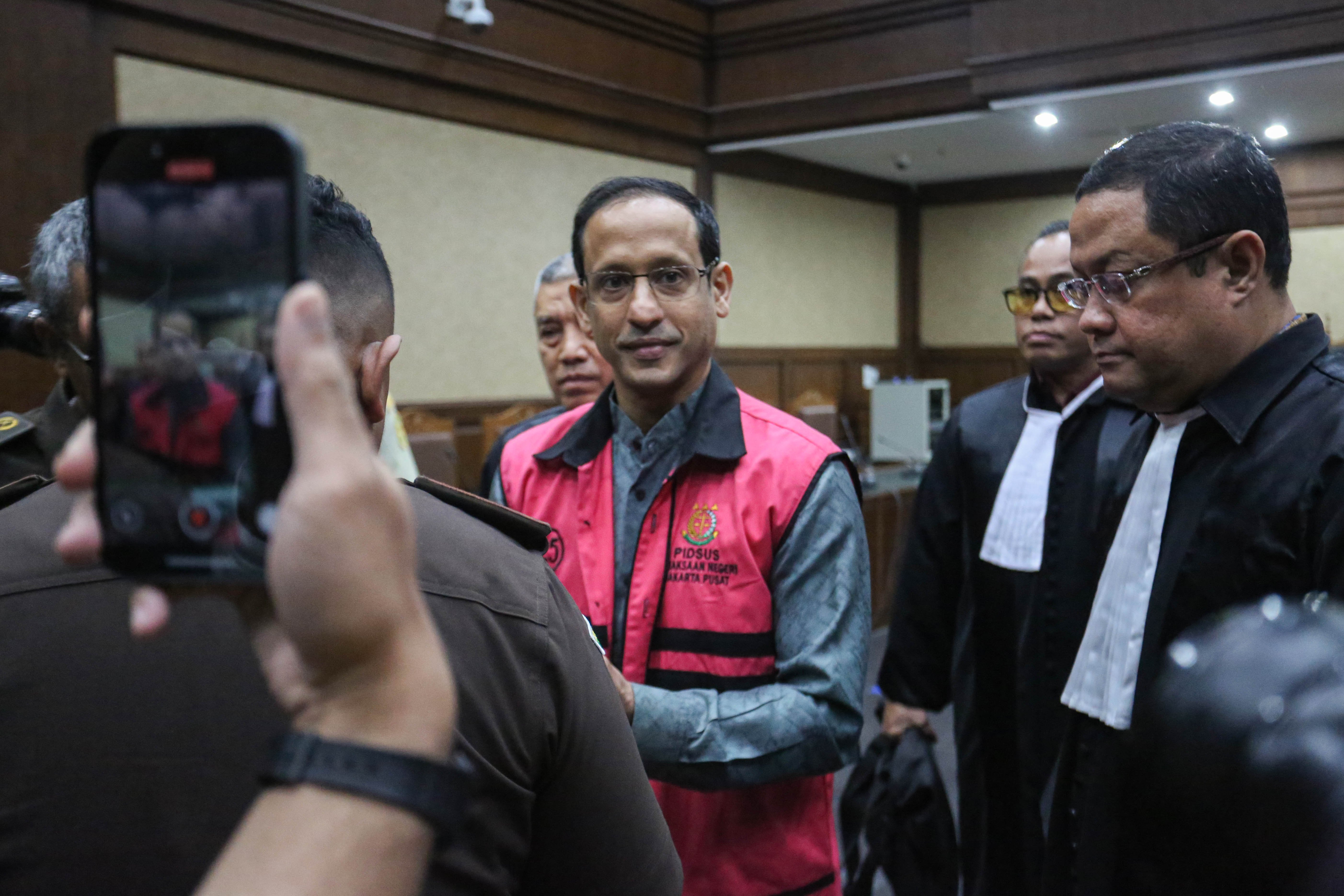 Tersangka kasus dugaan korupsi pengadaan laptop Chromebook di Kemendikbudristek 2019-2022, Nadiem Makarim mengenakan rompi tahanan usai mengikuti sidang dakwaan di Pengadilan Negeri Jakarta Pusat, Senin (5/1/2026). Jaksa Penuntut Umum mendakwa Nadiem memperkaya diri sendiri senilai Rp 809.596.125.000 dengan dugaan mengakibatkan kerugian negara Rp 2,1 triliun dalam kasus dugaan pengadaan laptop Chromebook di Kemendikbudristek.