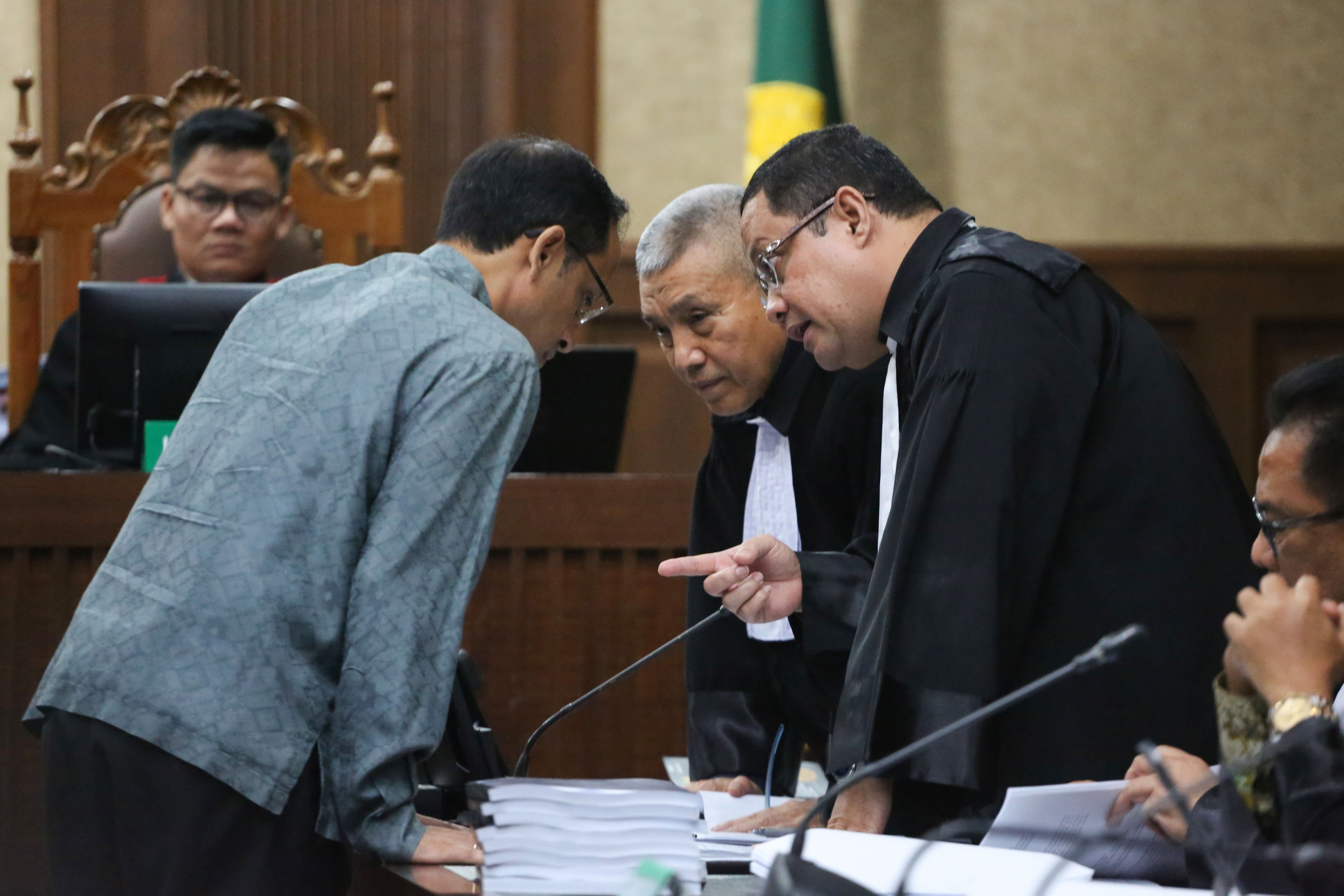 Tersangka kasus dugaan korupsi pengadaan laptop Chromebook di Kemendikbudristek 2019-2022, Nadiem Makarim (kiri) berdiskusi dengan kuasa hukumnya saat menjalani sidang dakwaan di Pengadilan Negeri Jakarta Pusat, Senin (5/1/2026). Jaksa Penuntut Umum mendakwa Nadiem memperkaya diri sendiri senilai Rp 809.596.125.000 dengan dugaan mengakibatkan kerugian negara Rp 2,1 triliun dalam kasus dugaan pengadaan laptop Chromebook di Kemendikbudristek.