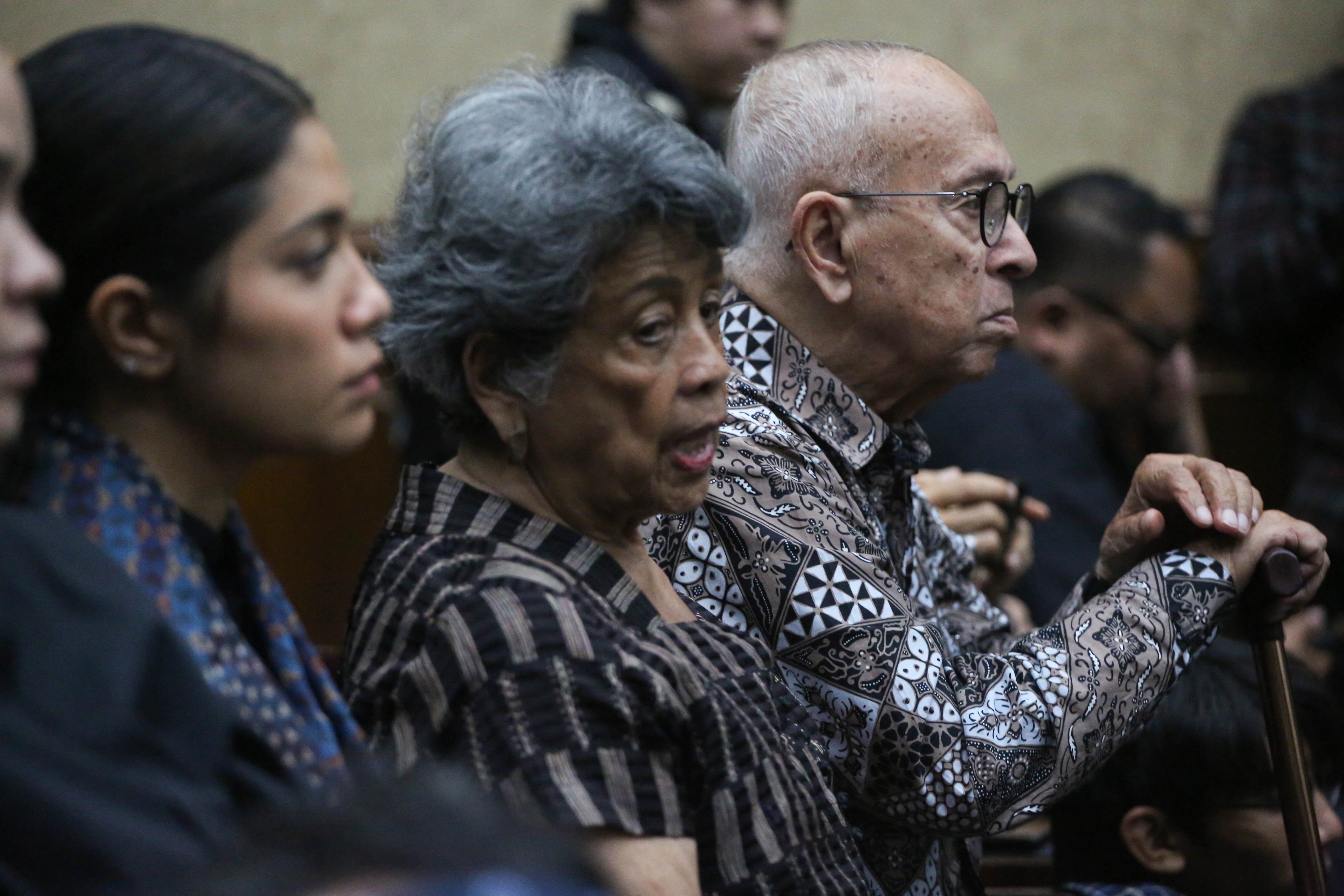 Ayah, ibunda dan istri dari tersangka kasus dugaan korupsi pengadaan laptop Chromebook dalam program digitalisasi di Kemendikbudristek 2019-2022 Nadiem Makarim, Nono Anwar Makarim (kedua kanan), Atika Algadrie (kedua kiri) dan Franka Franklin (kiri) menghadiri sidang dakwaan di Pengadilan Negeri Jakarta Pusat, Senin (5/1/2026).