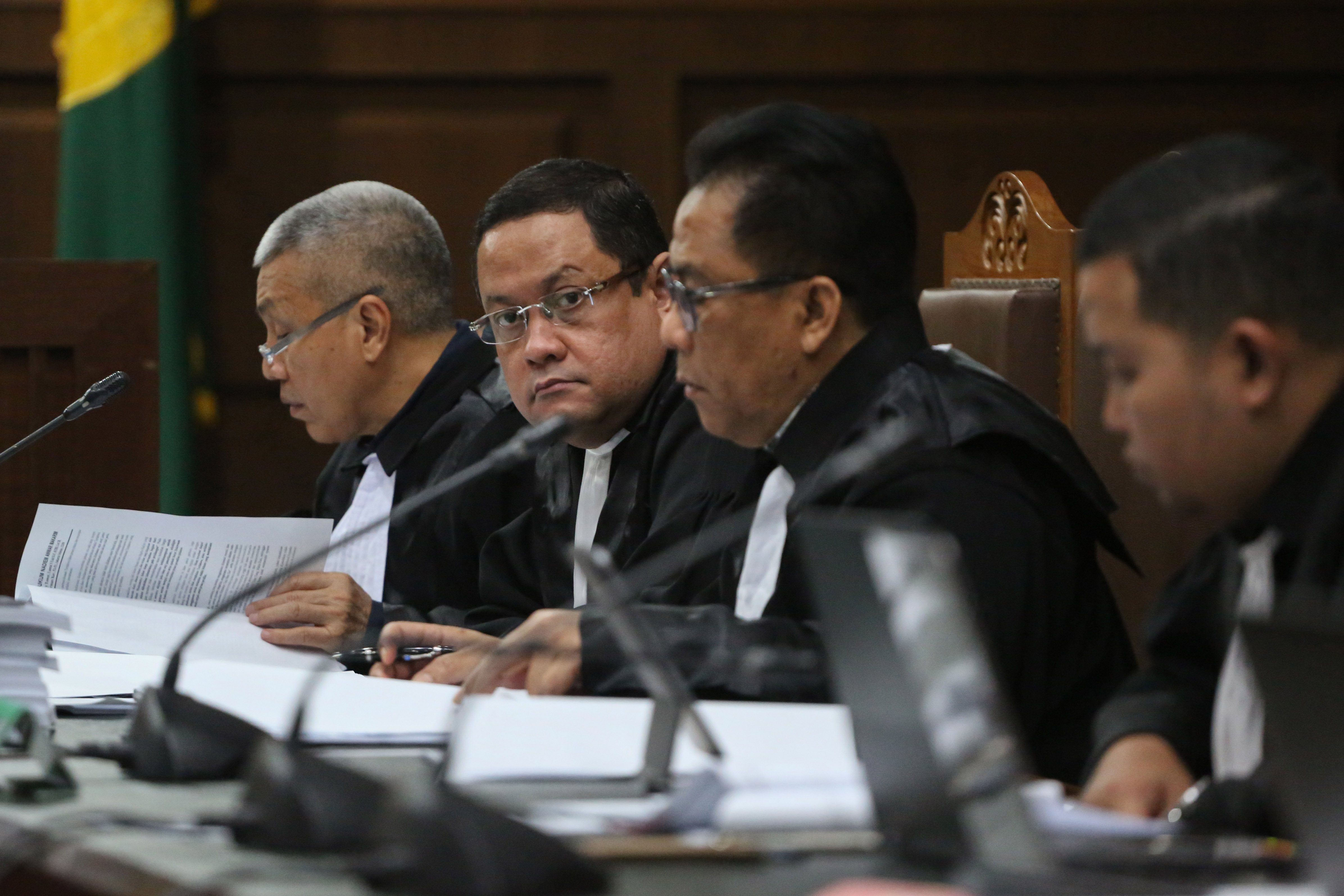 Kuasa Hukum tersangka kasus dugaan korupsi pengadaan laptop Chromebook di Kemendikbudristek 2019-2022 Nadiem Makarim, Ari Yusuf Amir (kedua kiri) mengikuti sidang dakwaan kliennya di Pengadilan Negeri Jakarta Pusat, Senin (5/1/2026). Jaksa Penuntut Umum mendakwa Nadiem memperkaya diri sendiri senilai Rp 809.596.125.000 dengan dugaan mengakibatkan kerugian negara Rp 2,1 triliun dalam kasus pengadaan laptop Chromebook.
