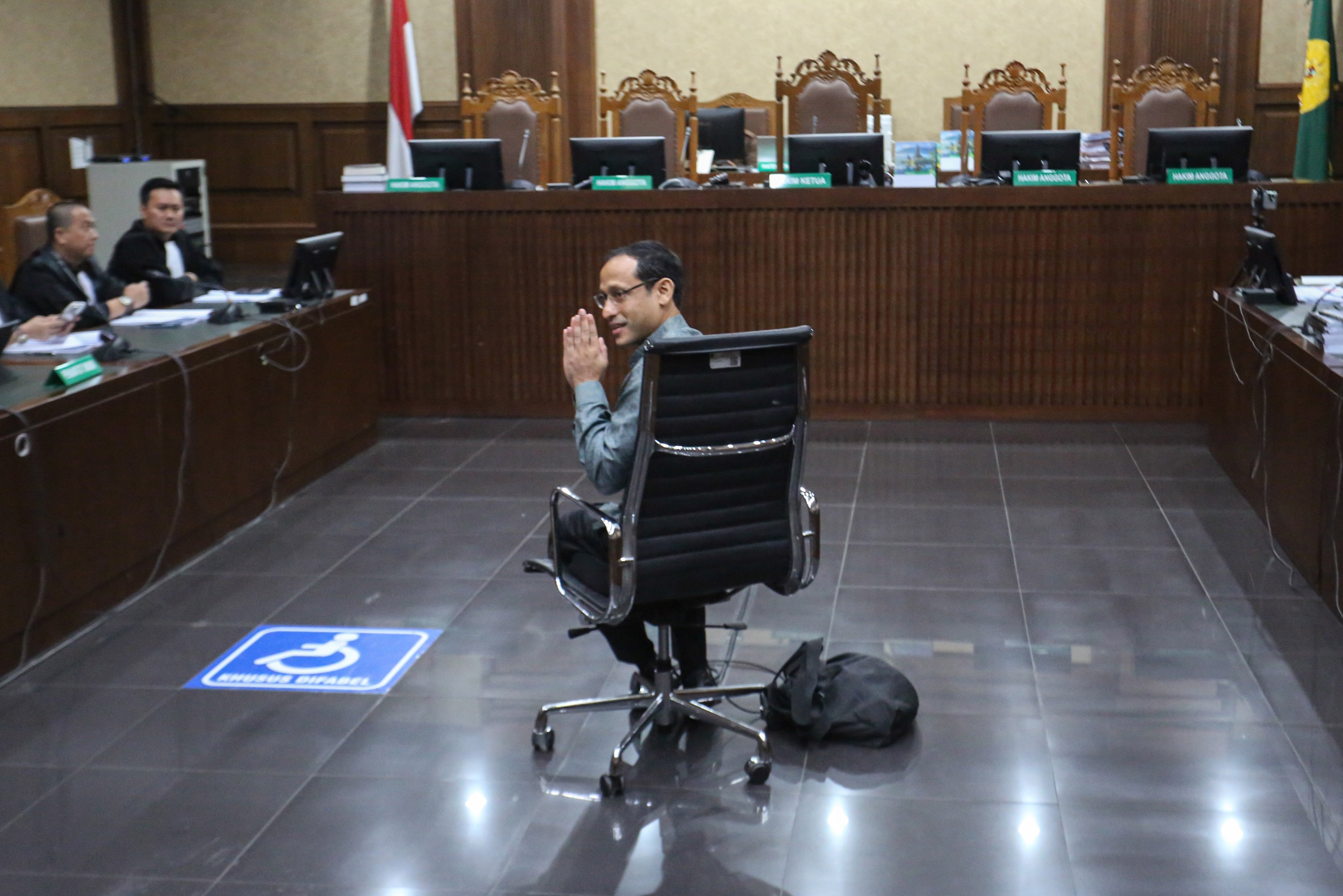 Tersangka kasus dugaan korupsi pengadaan laptop Chromebook dalam program digitalisasi di Kemendikbudristek 2019-2022, Nadiem Makarim bersiap menjalani sidang dakwaan di Pengadilan Negeri Jakarta Pusat, Senin (5/1/2026). Jaksa Penuntut Umum mendakwa Nadiem memperkaya diri sendiri senilai Rp 809.596.125.000 dengan dugaan mengakibatkan kerugian negara Rp 2,1 triliun dalam kasus dugaan pengadaan laptop Chromebook di Kemendikbudristek.