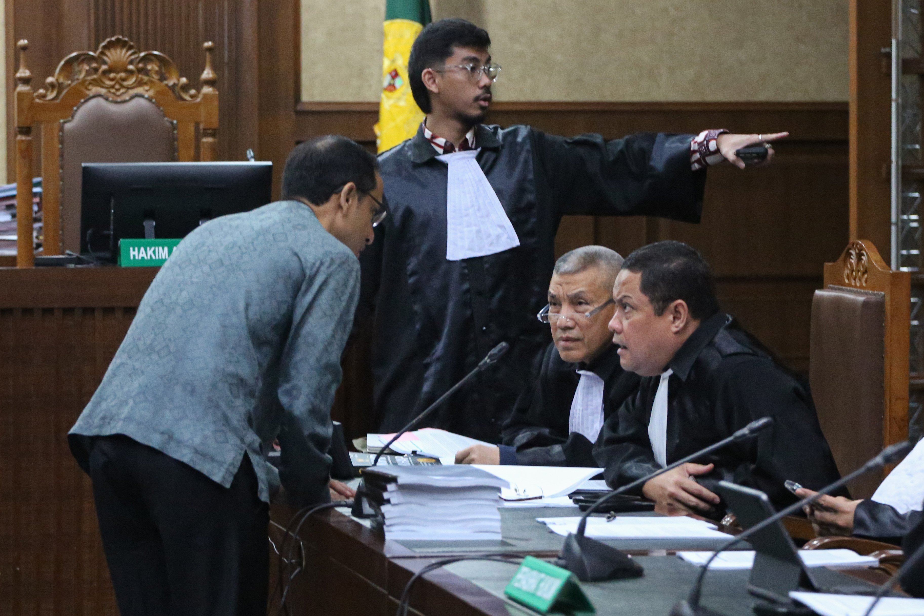 Tersangka kasus dugaan korupsi pengadaan laptop Chromebook di Kemendikbudristek 2019-2022, Nadiem Makarim (kiri) berbicara dengan kuasa hukumnya sebelum menjalani sidang dakwaan di Pengadilan Negeri Jakarta Pusat, Senin (5/1/2026). Jaksa Penuntut Umum mendakwa Nadiem memperkaya diri sendiri senilai Rp 809.596.125.000 dengan dugaan mengakibatkan kerugian negara Rp 2,1 triliun dalam kasus pengadaan laptop Chromebook di Kemendikbudristek.