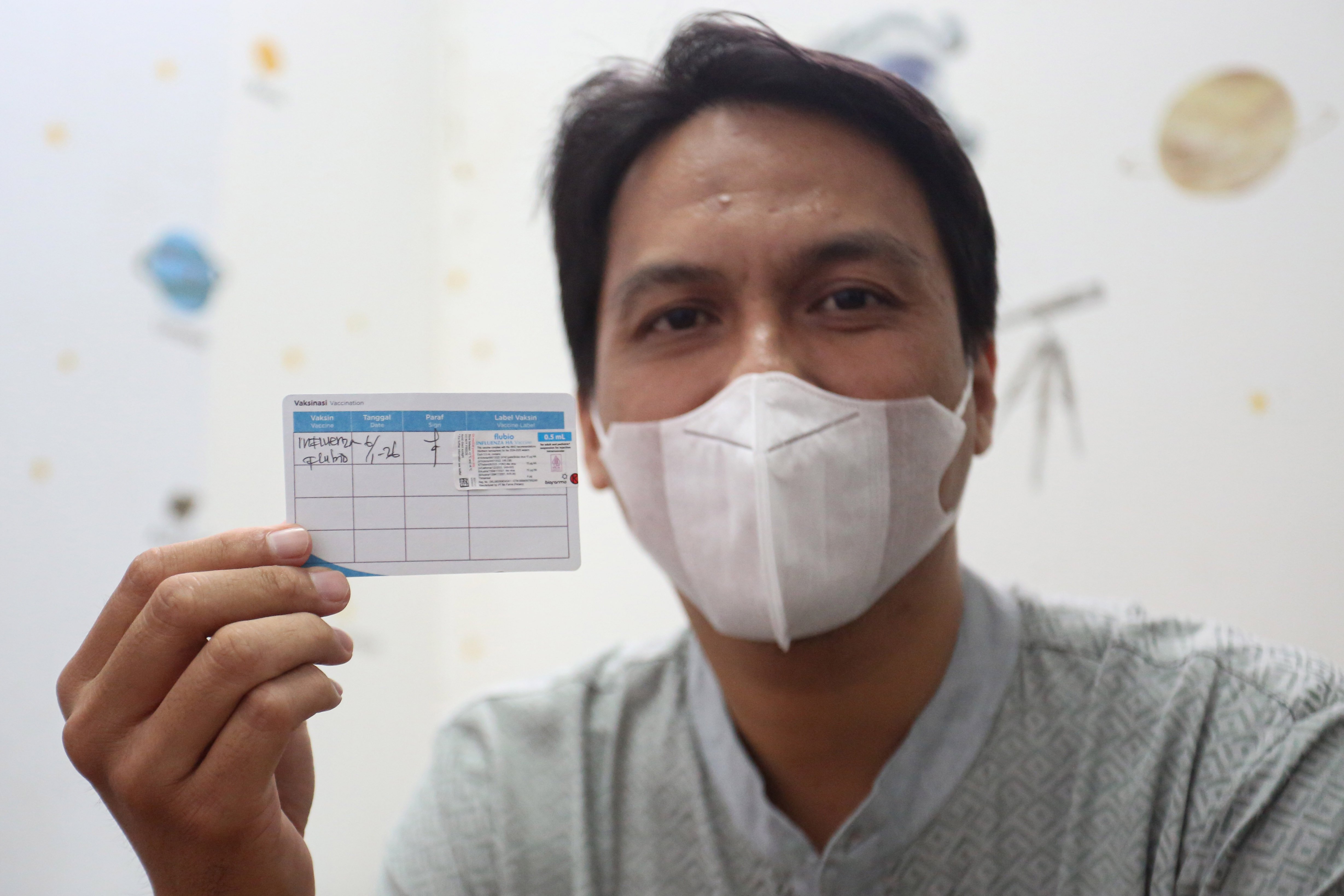 Warga menunjukkan kartu tanda telah divaksinasi di Klinik Pratama Dermaga Raya, Jakarta, Selasa (6/1/2026). Kementerian Kesehatan mencatat 62 kasus influenza A(H3N2) subclade K atau superflu selama periode Agustus-Desember 2025 sehingga masyarakat dihimbau untuk menerapkan pola hidup bersih dan sehat serta melakukan vaksinasi influenza tahunan khususnya bagi kelompok rentan seperti lansia, ibu hamil, dan penderita penyakit penyerta.
