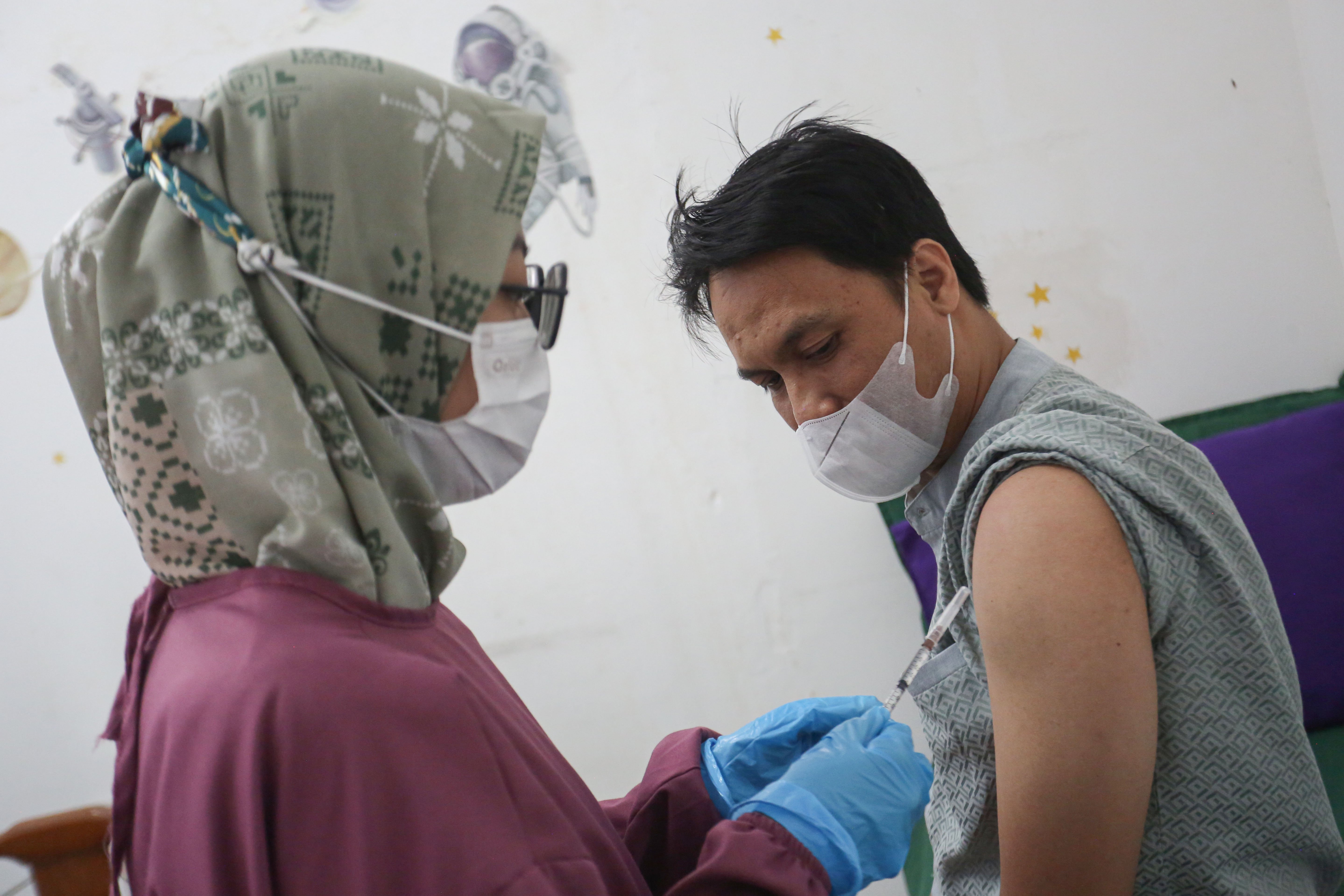 Dokter memberikan vaksin influenza kepada warga di Klinik Pratama Dermaga Raya, Jakarta, Selasa (6/1/2026). Kementerian Kesehatan mencatat 62 kasus influenza A(H3N2) subclade K atau superflu selama periode Agustus-Desember 2025 sehingga masyarakat dihimbau untuk menerapkan pola hidup bersih dan sehat serta melakukan vaksinasi influenza tahunan khususnya bagi kelompok rentan seperti lansia, ibu hamil, dan penderita penyakit penyerta.