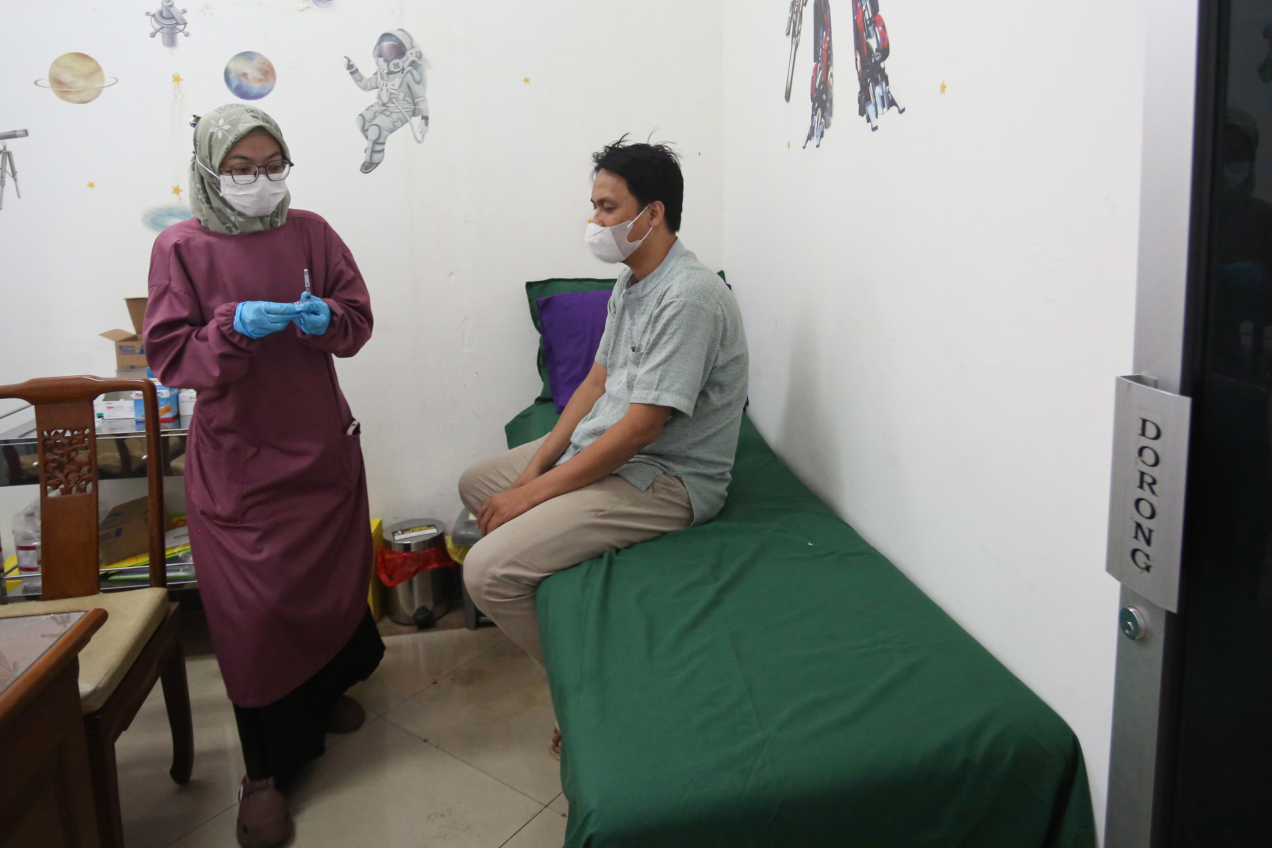 Dokter bersiap memberikan vaksin influenza kepada warga di Klinik Pratama Dermaga Raya, Jakarta, Selasa (6/1/2026). Kementerian Kesehatan mencatat 62 kasus influenza A(H3N2) subclade K atau superflu selama periode Agustus-Desember 2025 sehingga masyarakat dihimbau untuk menerapkan pola hidup bersih dan sehat serta melakukan vaksinasi influenza tahunan khususnya bagi kelompok rentan seperti lansia, ibu hamil, dan penderita penyakit penyerta.