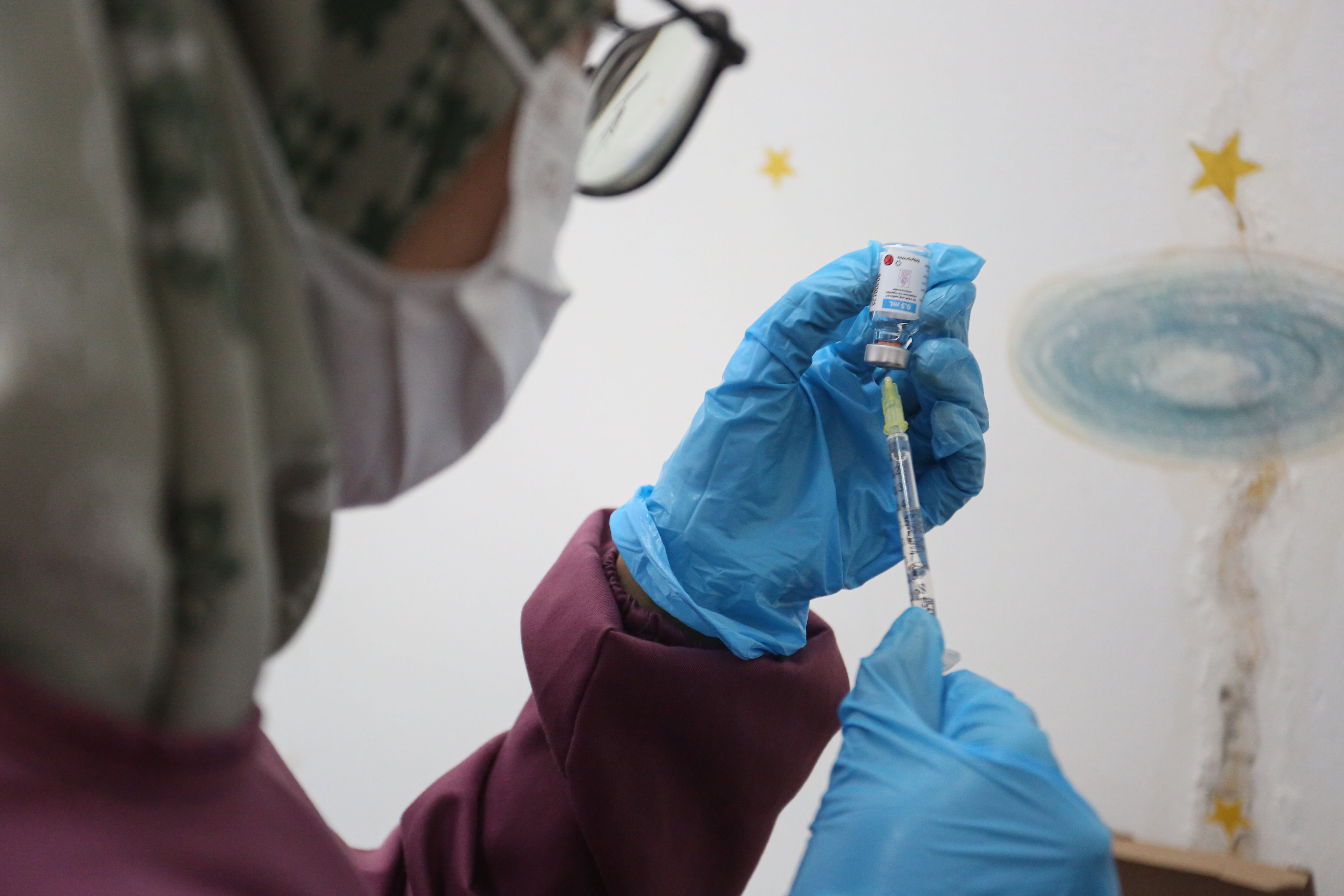 Dokter menyiapkan vaksin sebelum disuntikkan kepada warga di Klinik Pratama Dermaga Raya, Jakarta, Selasa (6/1/2026). Kementerian Kesehatan mencatat 62 kasus influenza A(H3N2) subclade K atau superflu selama periode Agustus-Desember 2025 sehingga masyarakat dihimbau untuk menerapkan hidup bersih dan sehat serta melakukan vaksinasi influenza tahunan khususnya bagi kelompok rentan seperti lansia, ibu hamil, dan penderita penyakit penyerta. 