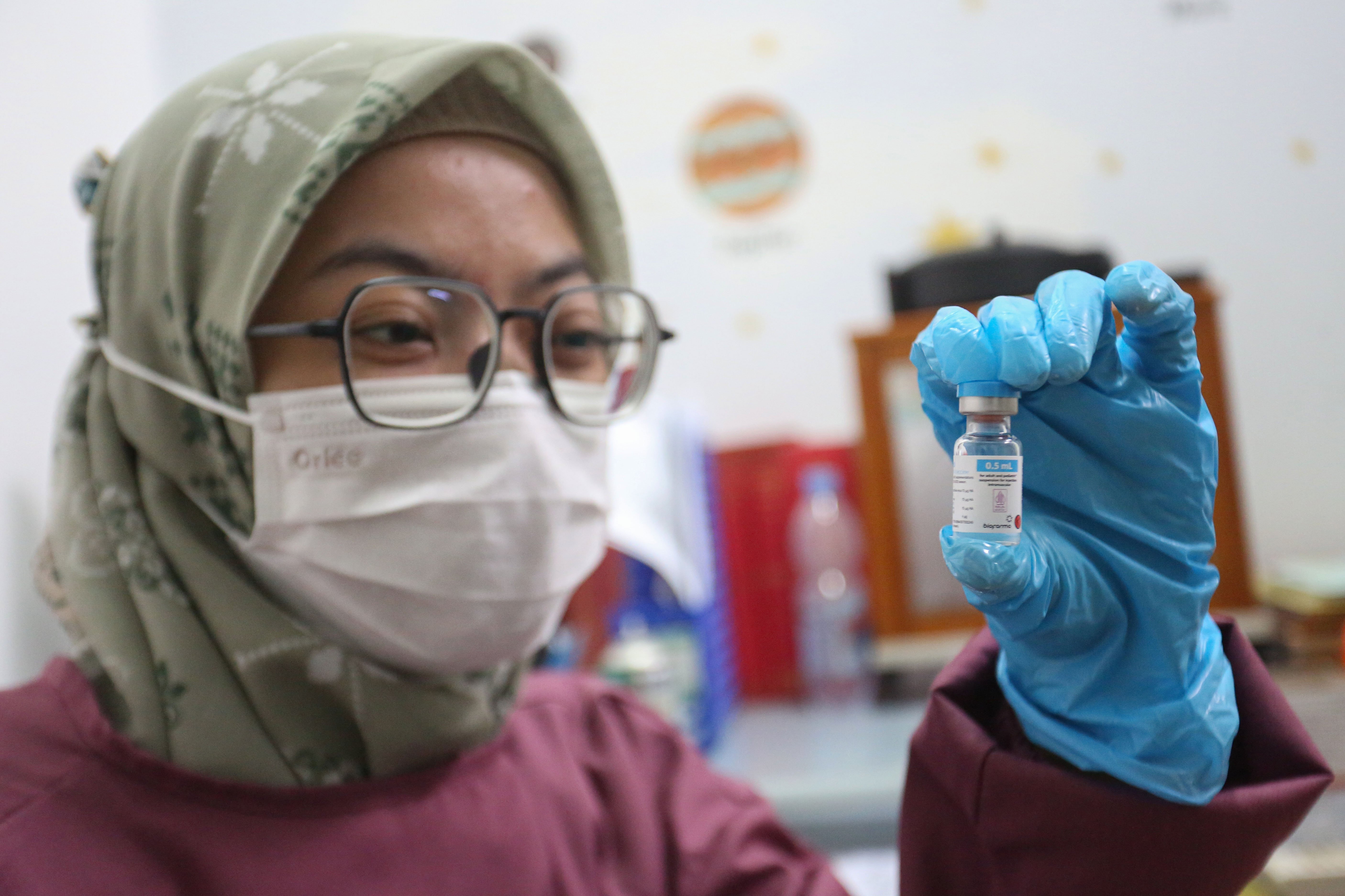 Dokter menunjukkan vaksin influenza yang akan disuntikkan kepada warga di Klinik Pratama Dermaga Raya, Jakarta, Selasa (6/1/2026). Kemenkes mencatat 62 kasus influenza A(H3N2) subclade K atau superflu selama periode Agustus-Desember 2025 sehingga masyarakat dihimbau untuk menerapkan pola hidup bersih dan sehat serta melakukan vaksinasi influenza tahunan khususnya bagi kelompok rentan seperti lansia, ibu hamil, dan penderita penyakit penyerta.