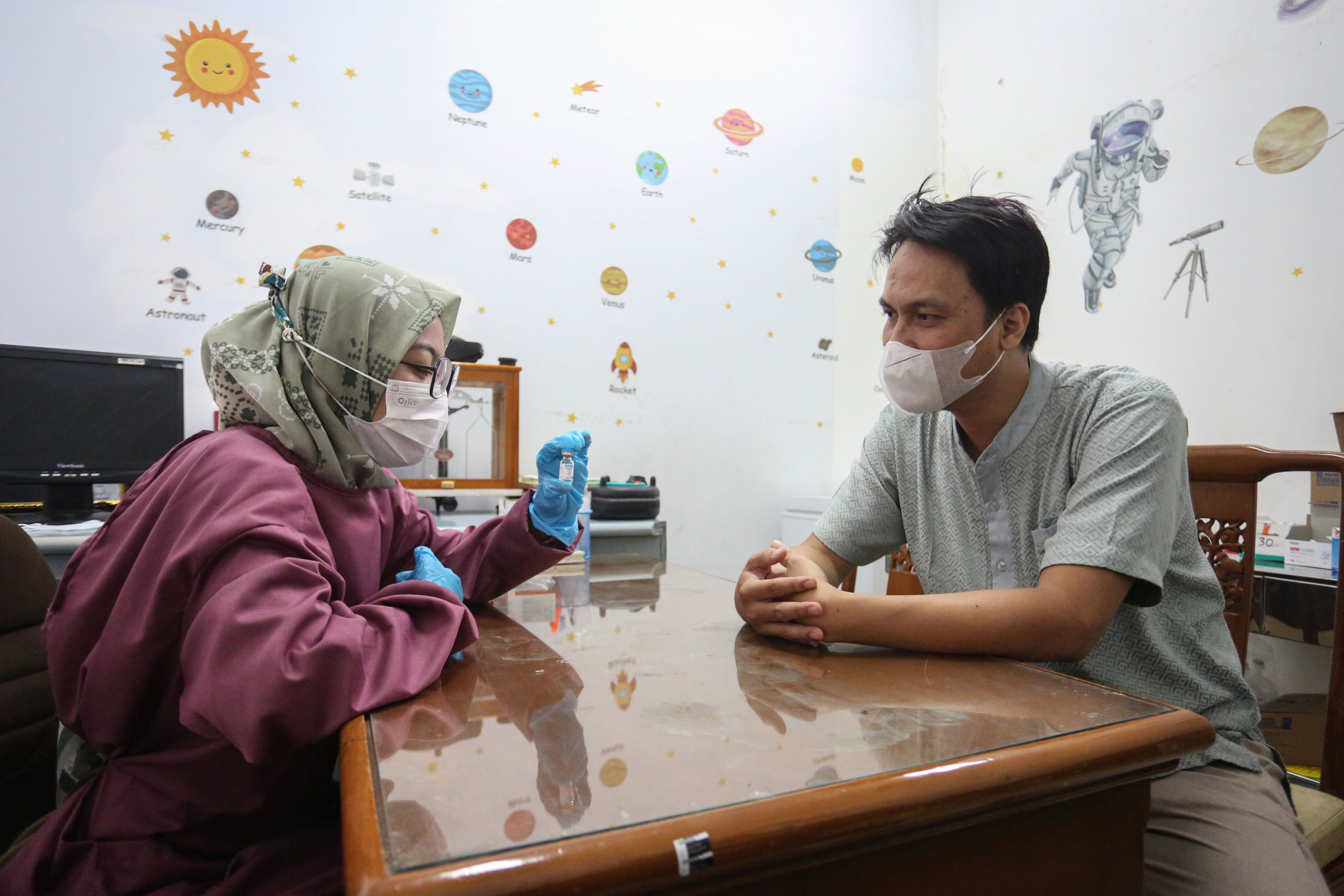 Dokter memperlihatkan vaksin influenza kepada warga di Klinik Pratama Dermaga Raya, Jakarta, Selasa (6/1/2026). Kementerian Kesehatan mencatat 62 kasus influenza A(H3N2) subclade K atau superflu selama periode Agustus-Desember 2025 sehingga masyarakat dihimbau untuk menerapkan pola hidup bersih dan sehat serta melakukan vaksinasi influenza tahunan khususnya bagi kelompok rentan seperti lansia, ibu hamil, dan penderita penyakit penyerta.