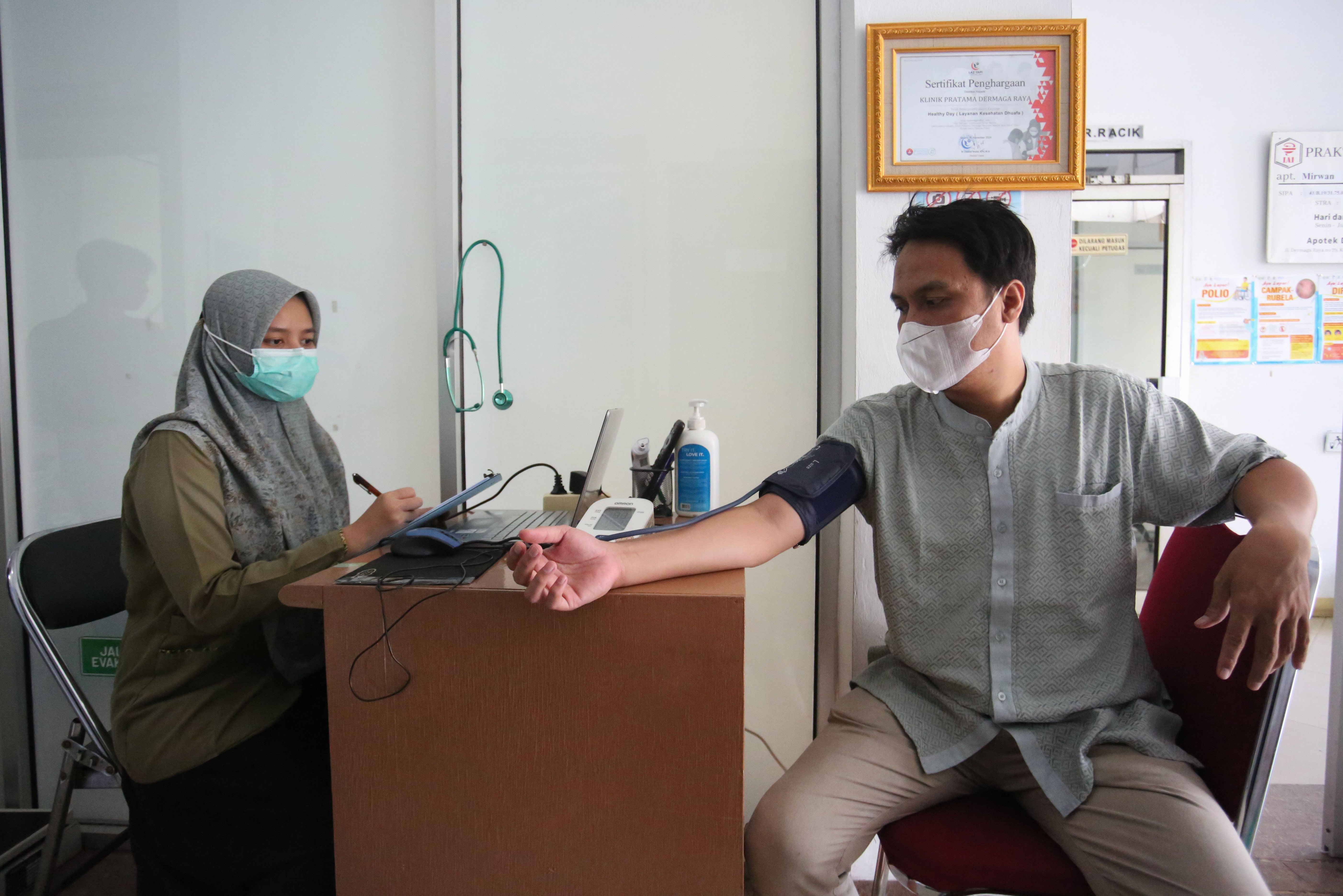 Petugas kesehatan mengecek tensi darah warga yang akan divaksin di Klinik Pratama Dermaga Raya, Jakarta, Selasa (6/1/2026). Kementerian Kesehatan mencatat 62 kasus influenza A(H3N2) subclade K atau superflu selama periode Agustus-Desember 2025 sehingga masyarakat dihimbau untuk menerapkan hidup bersih dan sehat serta melakukan vaksinasi influenza tahunan khususnya bagi kelompok rentan seperti lansia, ibu hamil, dan penderita penyakit penyerta.