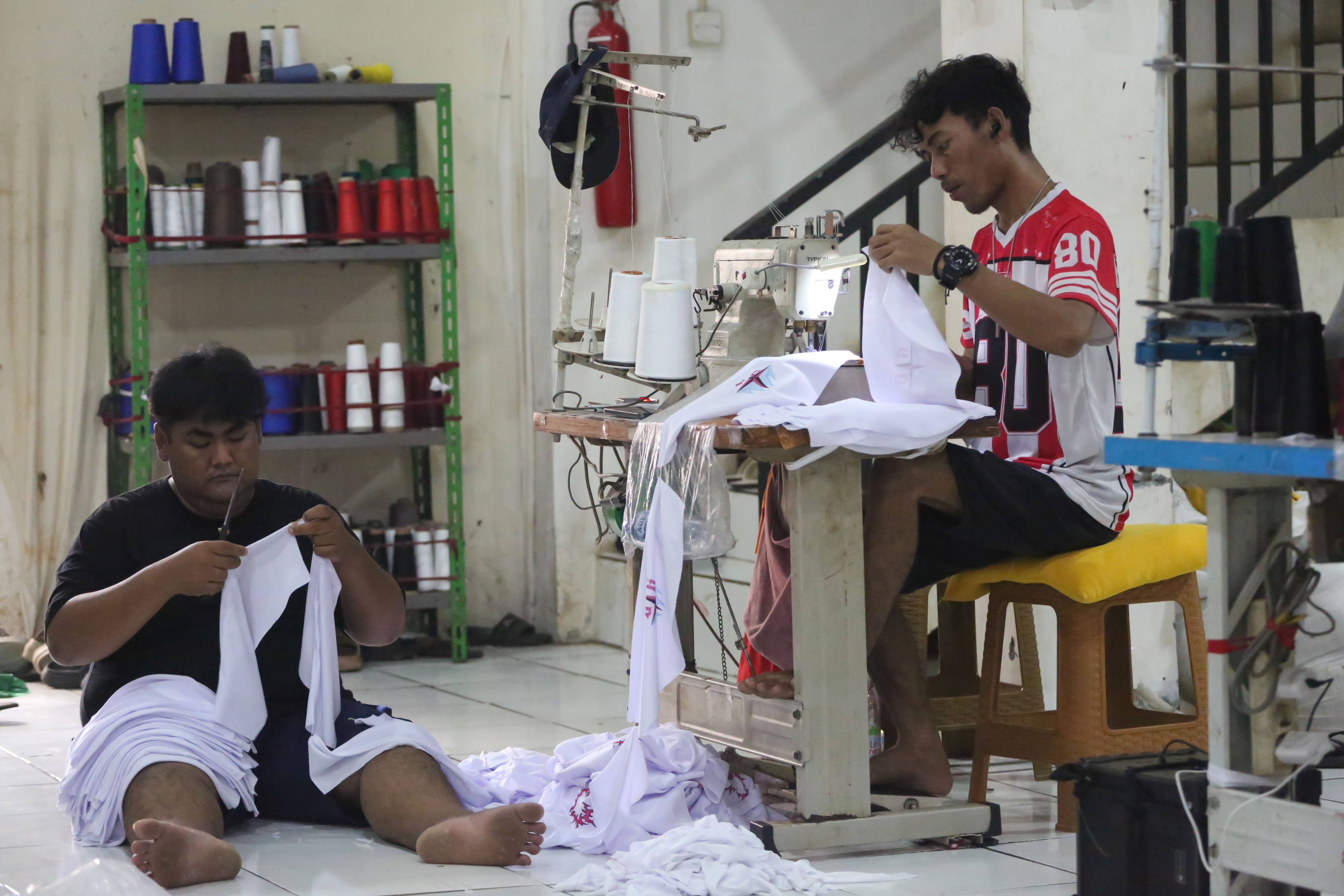 Pekerja menyelesaikan pembuatan kaos di konveksi Sinergi Adv Nusantara, Srengseng Sawah, Jakarta Selatan, Jumat (9/1/2026). Sebagai bagian dari paket stimulus ekonomi tahun anggaran 2026 Pemerintah resmi menanggung Pajak Penghasilan (PPh) Pasal 21 untuk pekerja di lima sektor padat karya di antaranya industri alas kaki, tekstil dan pakaian jadi, furnitur, kulit dan barang dari kulit, serta pariwisata. 