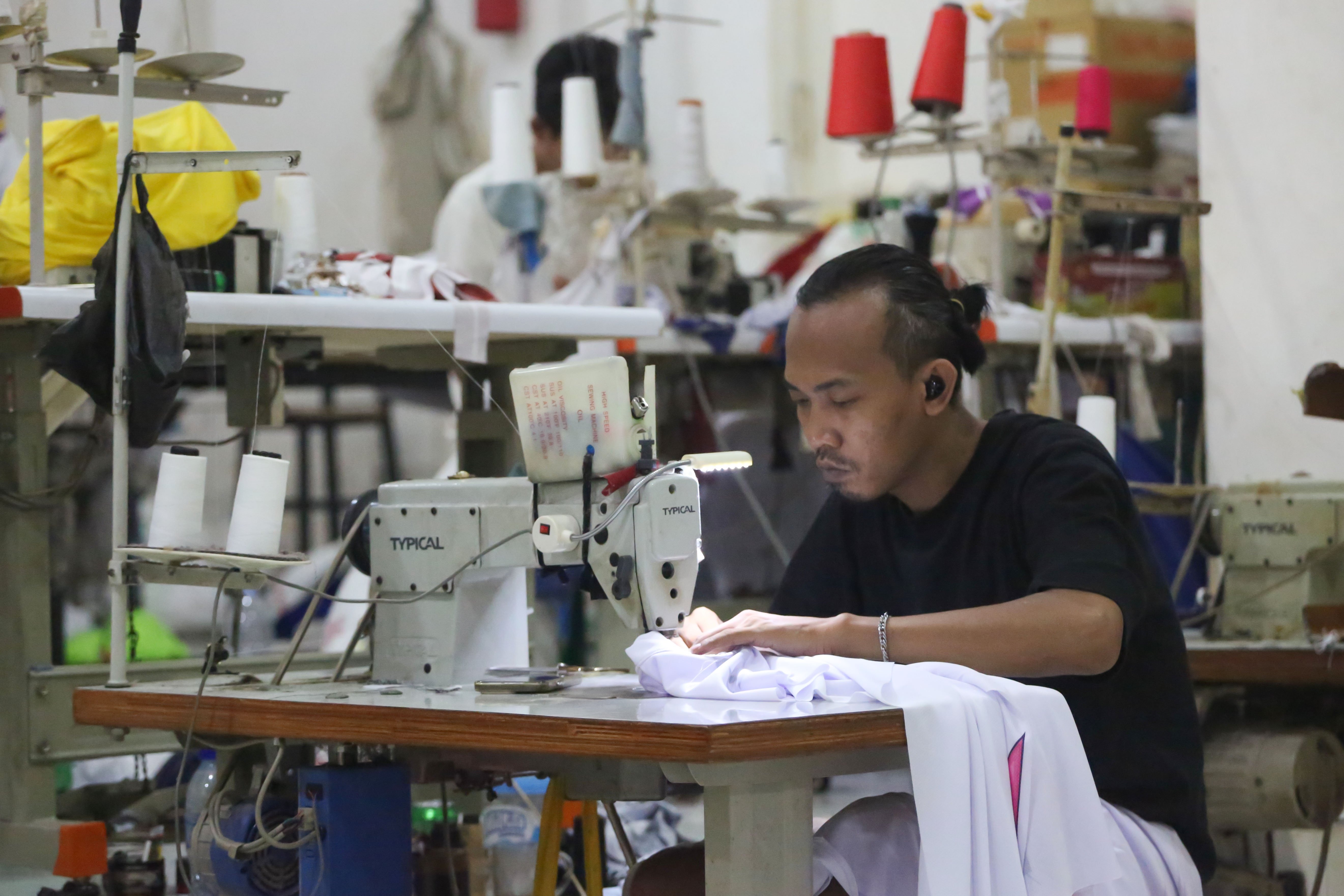 Pekerja menyelesaikan pembuatan kaos di konveksi Sinergi Adv Nusantara, Srengseng Sawah, Jakarta Selatan, Jumat (9/1/2026). Sebagai bagian dari paket stimulus ekonomi tahun anggaran 2026 Pemerintah resmi menanggung Pajak Penghasilan (PPh) Pasal 21 untuk pekerja di lima sektor padat karya di antaranya industri alas kaki, tekstil dan pakaian jadi, furnitur, kulit dan barang dari kulit, serta pariwisata. 