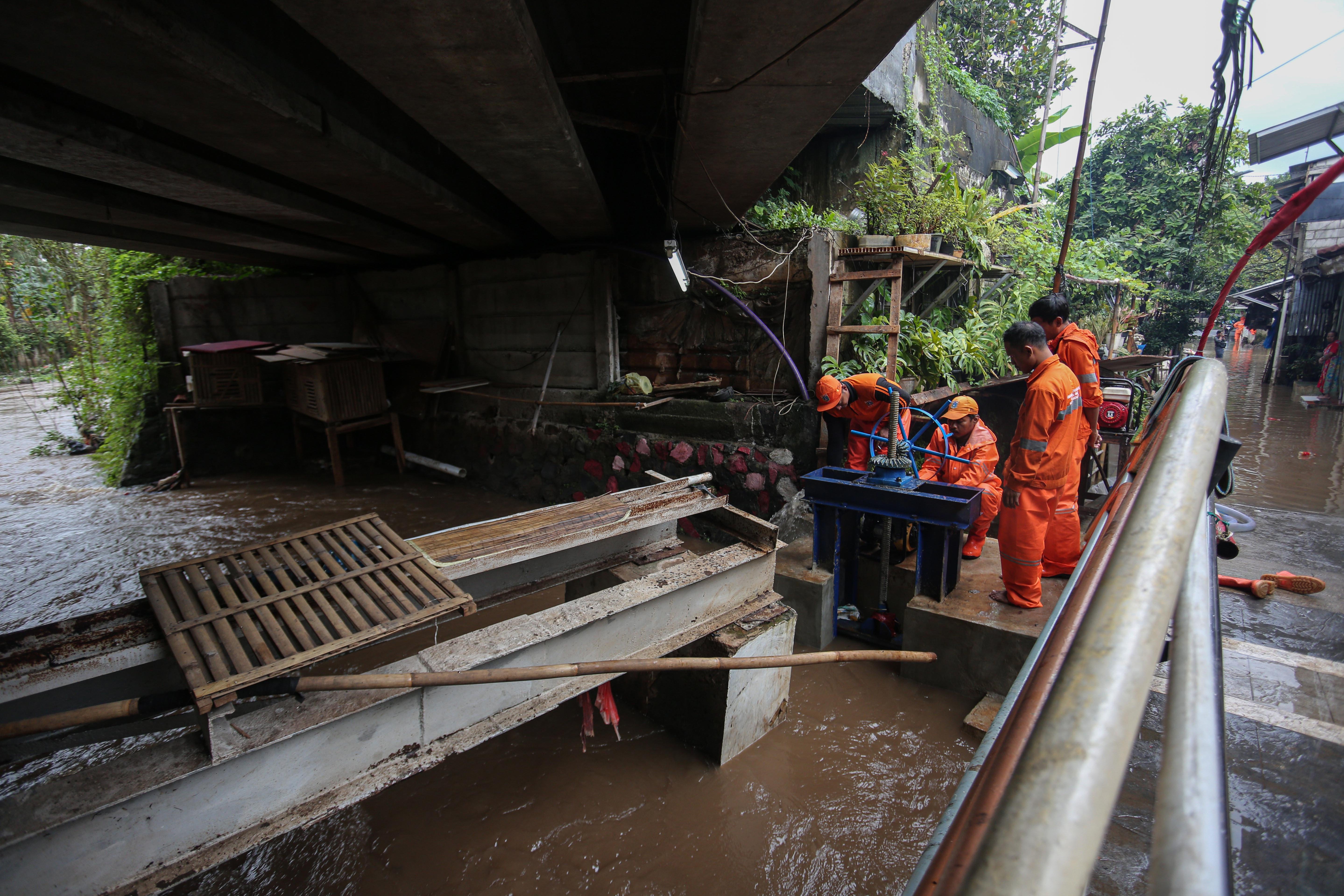 Petugas Penanganan Prasarana dan Sarana Umum (PPSU) mengoperasikan mesin penyedot air saat banjir merendam wilayah Cilandak Timur, Kecamatan Pasar Minggu, Jakarta Selatan, Senin (12/1/2026). Banjir setinggi 20-70 sentimeter yang menggenangi kawasan tersebut disebabkan oleh curah hujan tinggi dan meluapnya Kali Krukut.