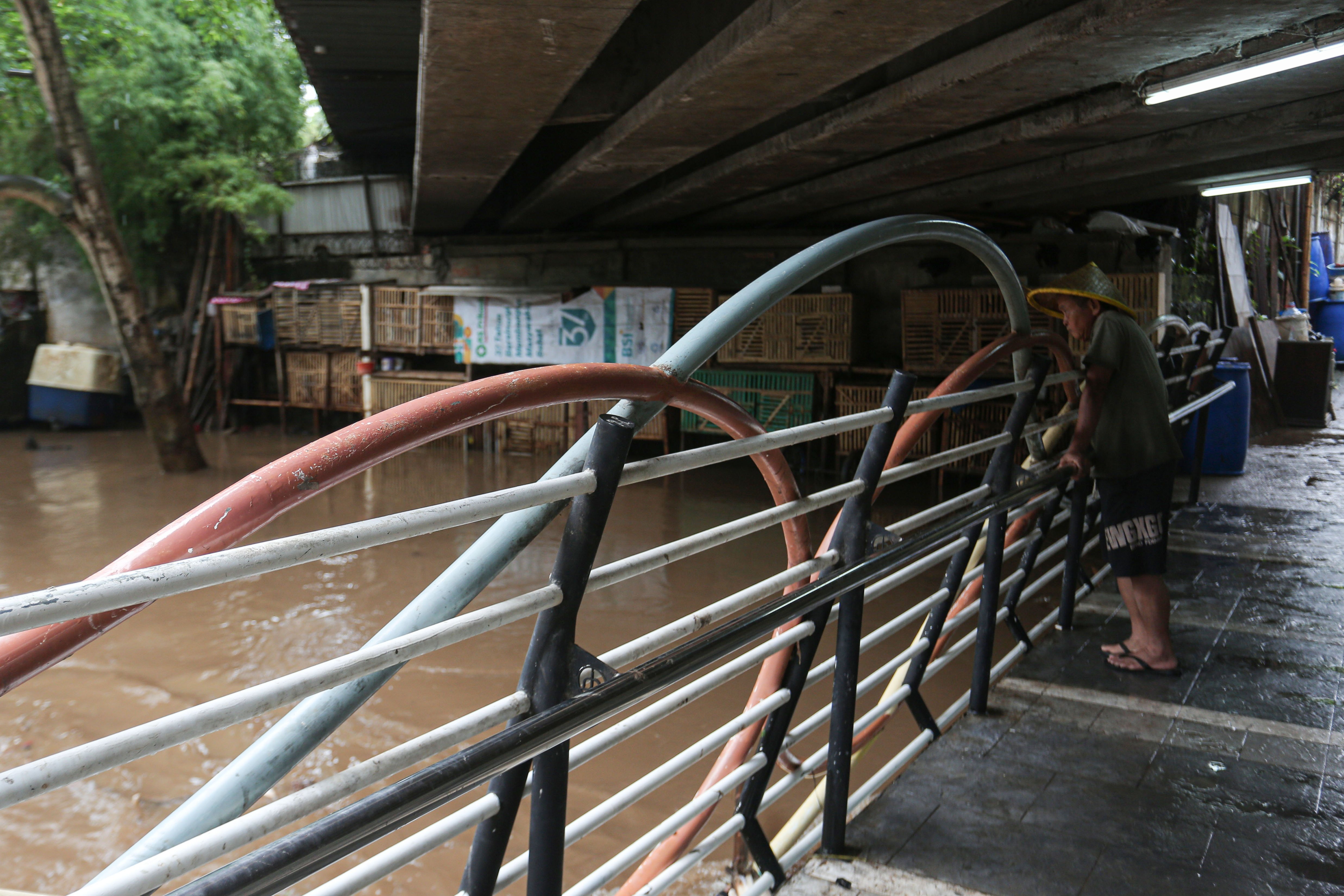 Warga melihat ketinggian air Kali Krukut saat banjir merendam wilayah Cilandak Timur, Kecamatan Pasar Minggu, Jakarta Selatan, Senin (12/1/2026). Banjir setinggi 20-70 sentimeter yang menggenangi kawasan tersebut disebabkan oleh curah hujan tinggi dan meluapnya Kali Krukut.
