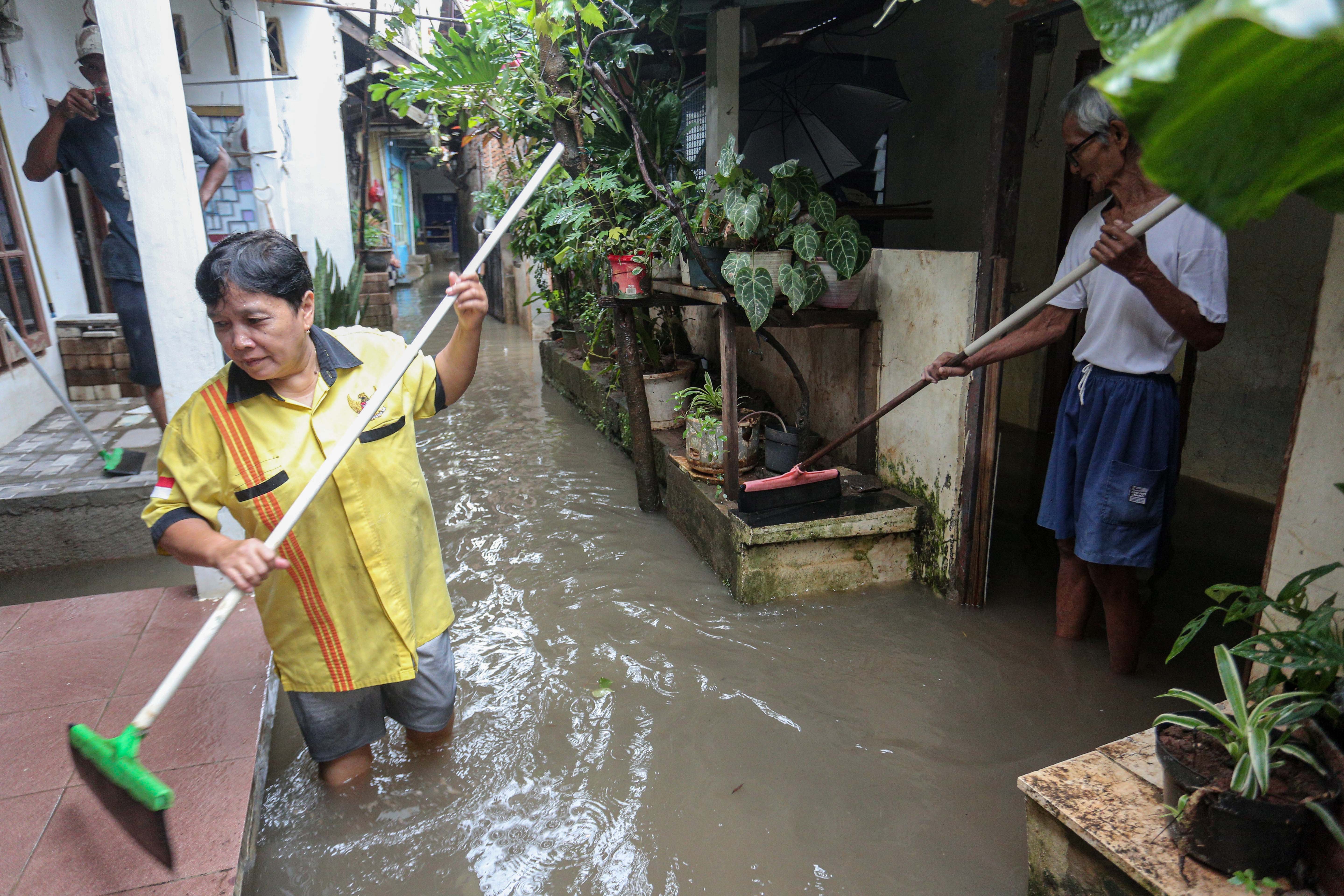 Warga membersihkan rumahnya yang terendam banjir wilayah Cilandak Timur, Kecamatan Pasar Minggu, Jakarta Selatan, Senin (12/1/2026). Banjir setinggi 20-70 sentimeter yang menggenangi kawasan tersebut disebabkan oleh curah hujan tinggi dan meluapnya Kali Krukut.