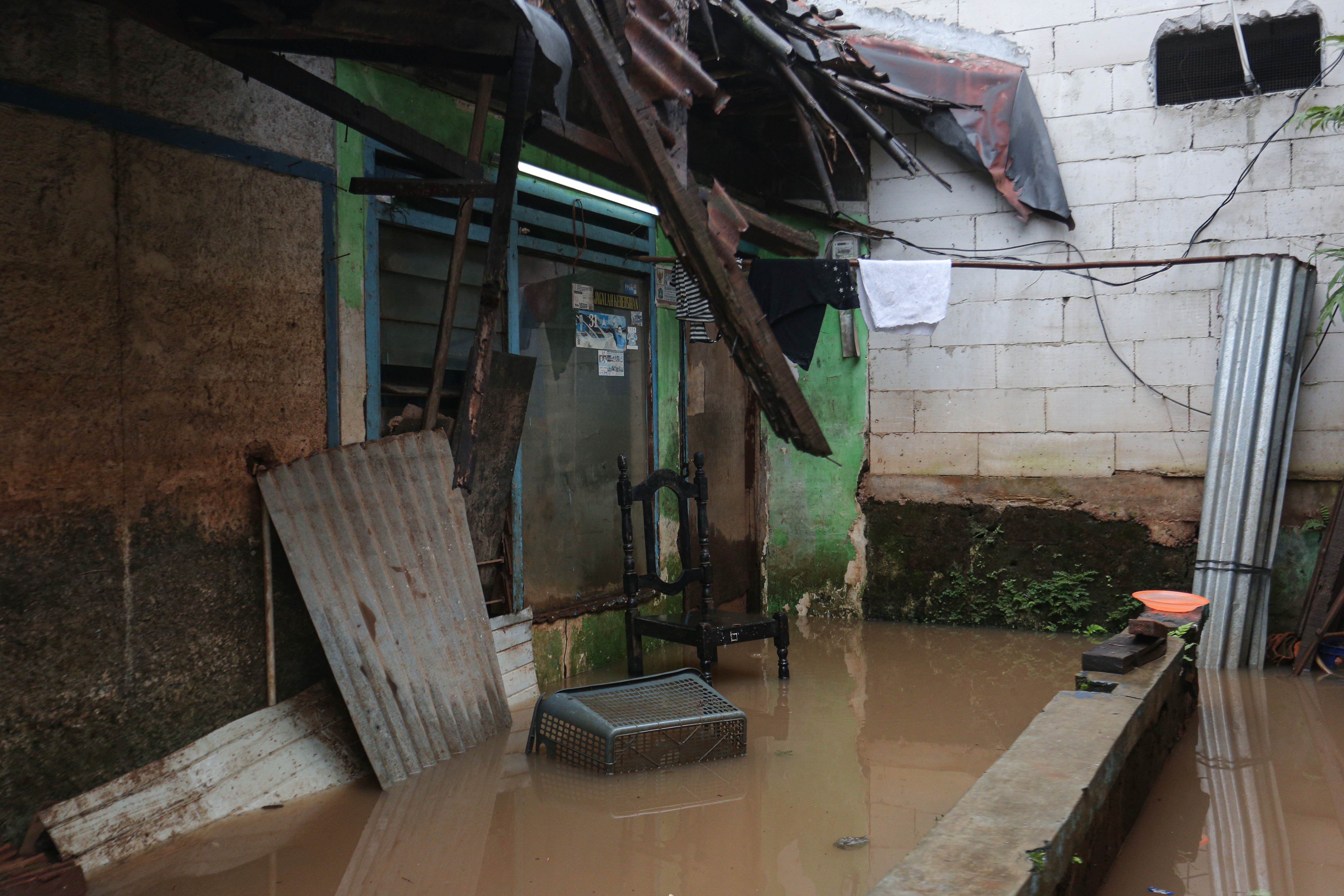 Rumah warga yang terendam banjir di wilayah Cilandak Timur, Kecamatan Pasar Minggu, Jakarta Selatan, Senin (12/1/2026). Banjir setinggi 20-70 sentimeter yang menggenangi kawasan tersebut disebabkan oleh curah hujan tinggi dan meluapnya Kali Krukut.