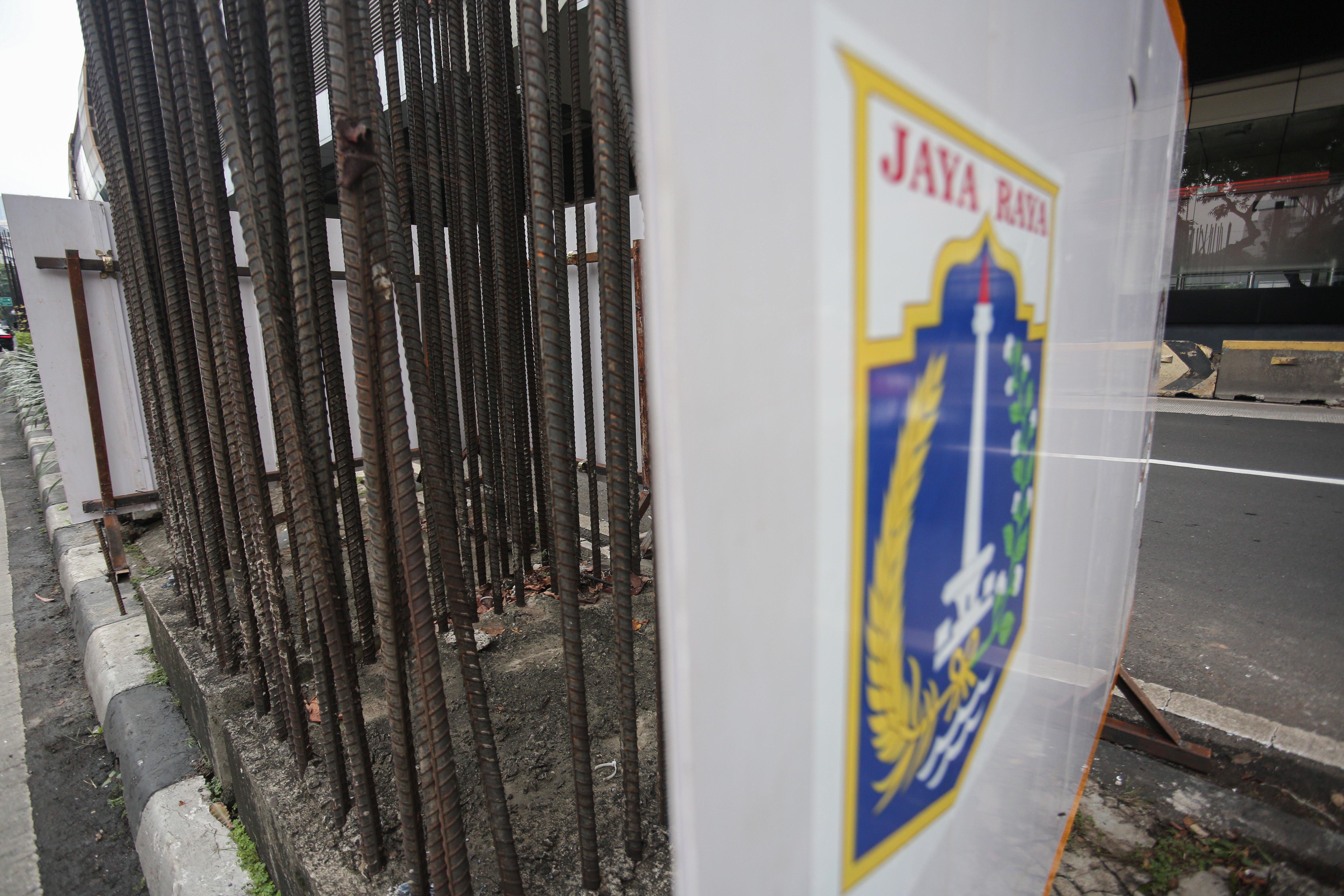 Tiang monorel yang akan dibongkar di Jalan H.R. Rasuna Said, Kuningan, Jakarta Selatan, Rabu (14/1/2026). Pemerintah Provinsi DKI Jakarta mulai membongkar 109 tiang monorel yang mangkrak dan akan menata pedestrian di kawasan Rasuna Said dengan mengalokasikan anggaran Rp102 miliar.