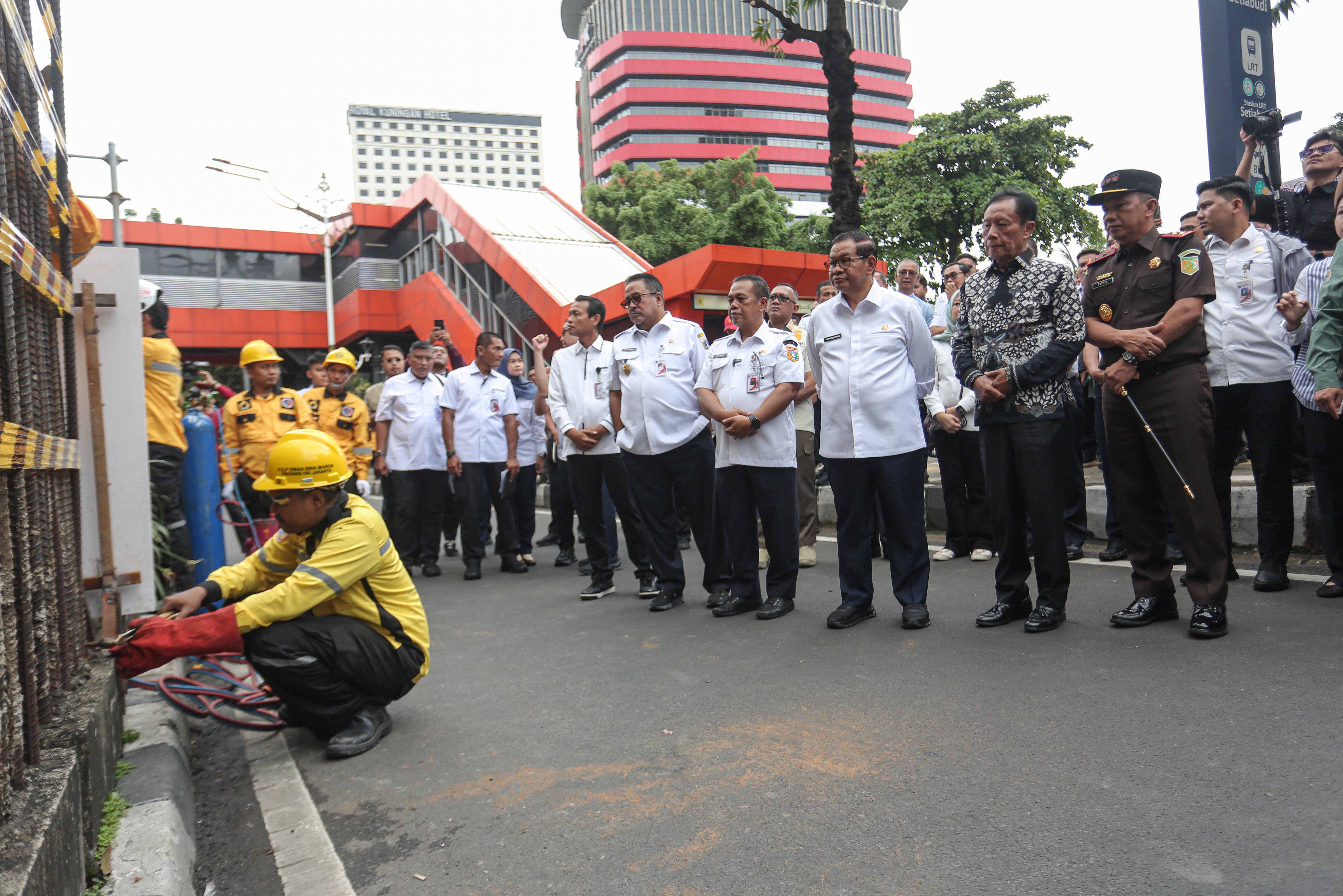 Gubernur DKI Jakarta Pramono Anung (keempat kanan) bersama Wakil Gubernur Rano Karno (kelima kiri), Mantan Gubernur DKI Jakarta Sutiyoso (ketiga kanan) dan Kepala Dinas Bina Marga DKI Jakarta Heru Suwondo (keenam kiri) meninjau pembongkaran tiang monorel di Jalan H.R. Rasuna Said, Kuningan, Jakarta Selatan, Rabu (14/1/2026).