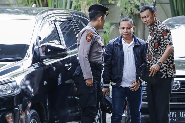 Bupati Pati Sudewo (tengah) dikawal petugas setibanya di Gedung Merah Putih KPK, Jakarta, Selasa (20/1/2026). Sudewo tiba di KPK untuk menjalani pemeriksaan lanjutan setelah terjaring dalam operasi tangkap tangan terkait dugaan korupsi pengisian jabatan perangkat desa di Kabupaten Pati, Jawa Tengah.