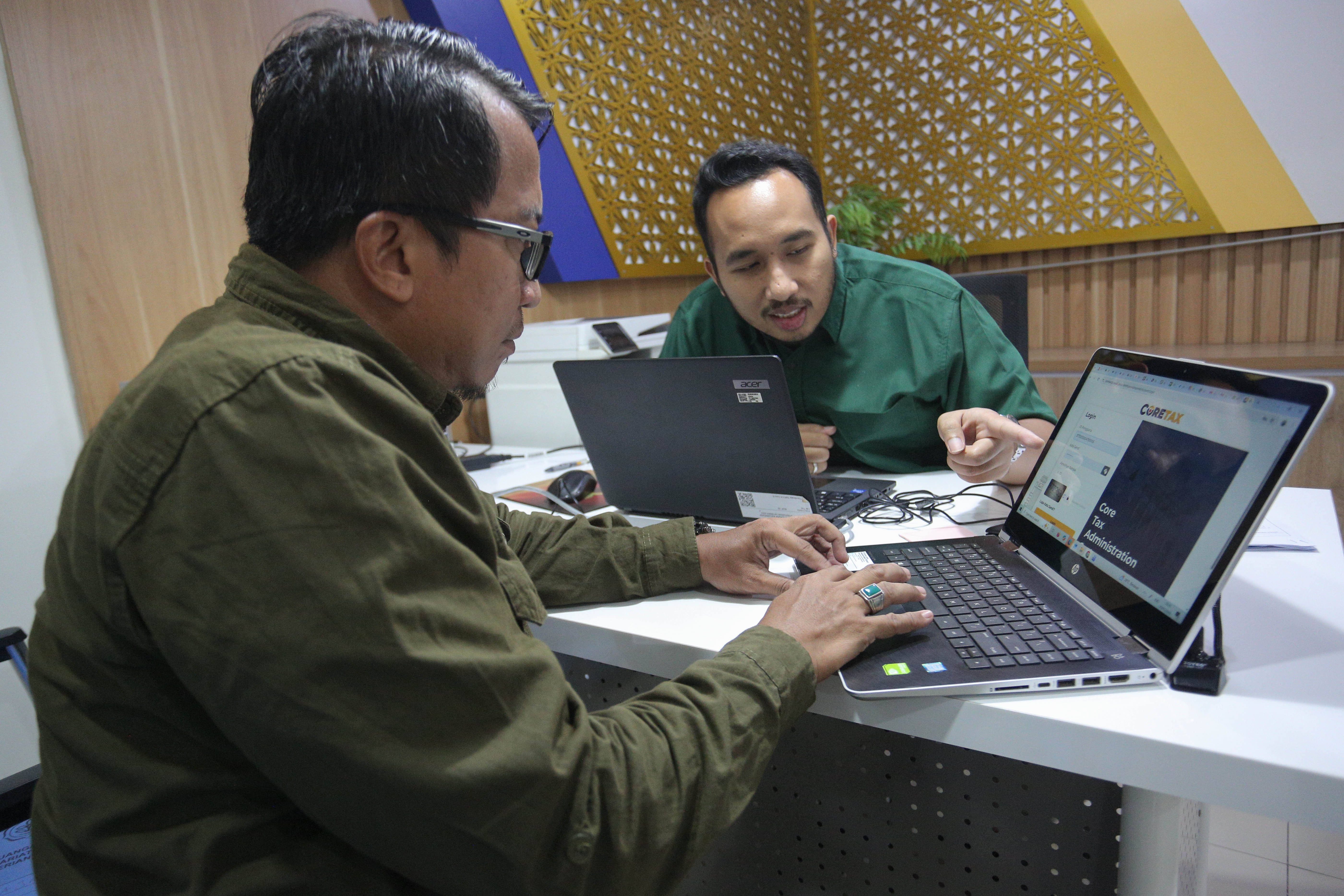 Petugas melayani warga melakukan aktivasi akun Coretax di Kantor Pelayanan Pajak (KPP) Pratama Pasar Minggu, Jakarta, Selasa (20/1/2026). Direktorat Jenderal Pajak (DJP) Kementerian Keuangan mencatat hingga 20 Januari 2026 sebanyak 372.184 wajib pajak telah melaporkan Surat Pemberitahuan (SPT) Tahunan melalui sistem Coretax.