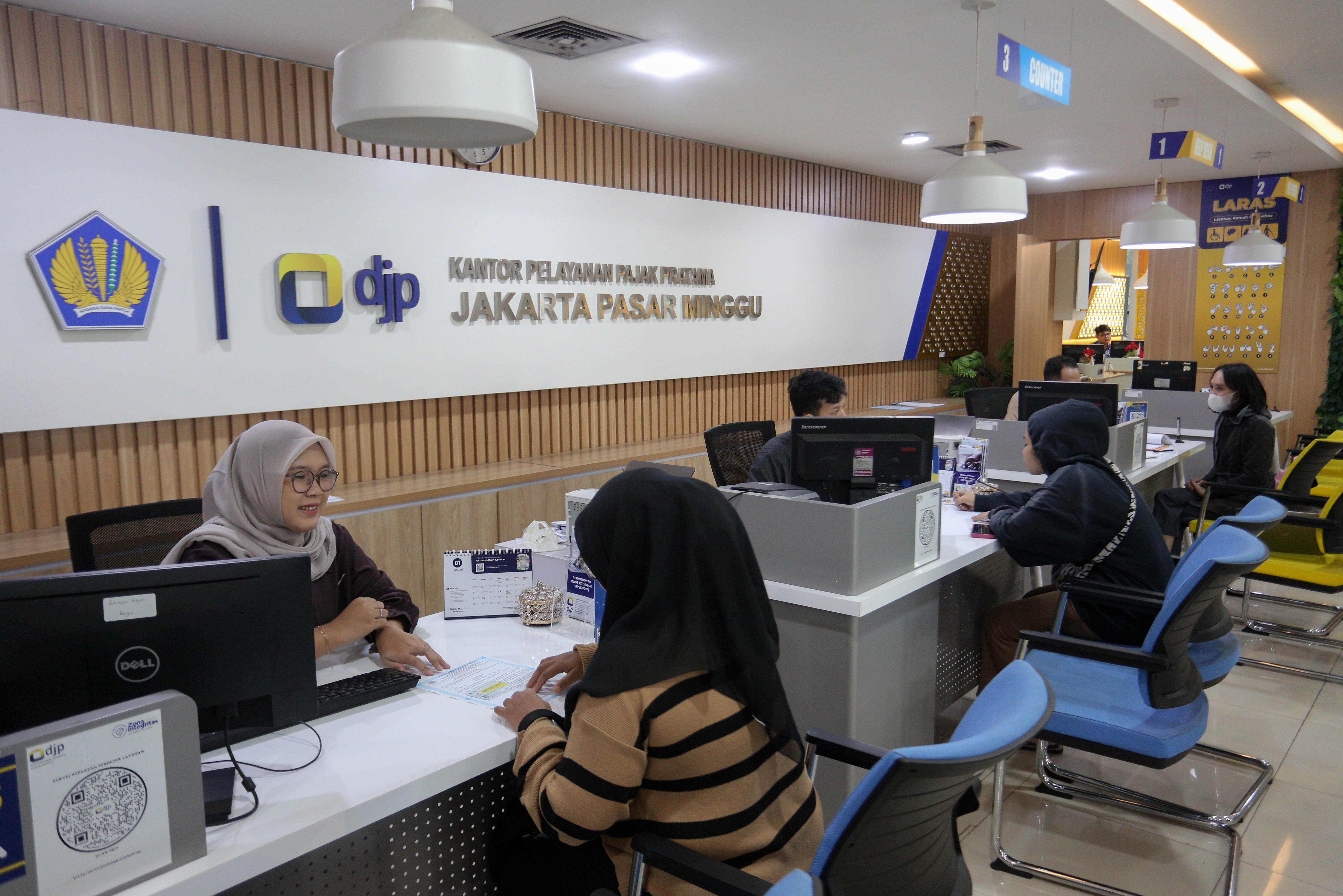 Petugas melayani warga melakukan aktivasi akun Coretax di Kantor Pelayanan Pajak (KPP) Pratama Pasar Minggu, Jakarta, Selasa (20/1/2026). Direktorat Jenderal Pajak (DJP) Kementerian Keuangan mencatat hingga 20 Januari 2026 sebanyak 372.184 wajib pajak telah melaporkan Surat Pemberitahuan (SPT) Tahunan melalui sistem Coretax.