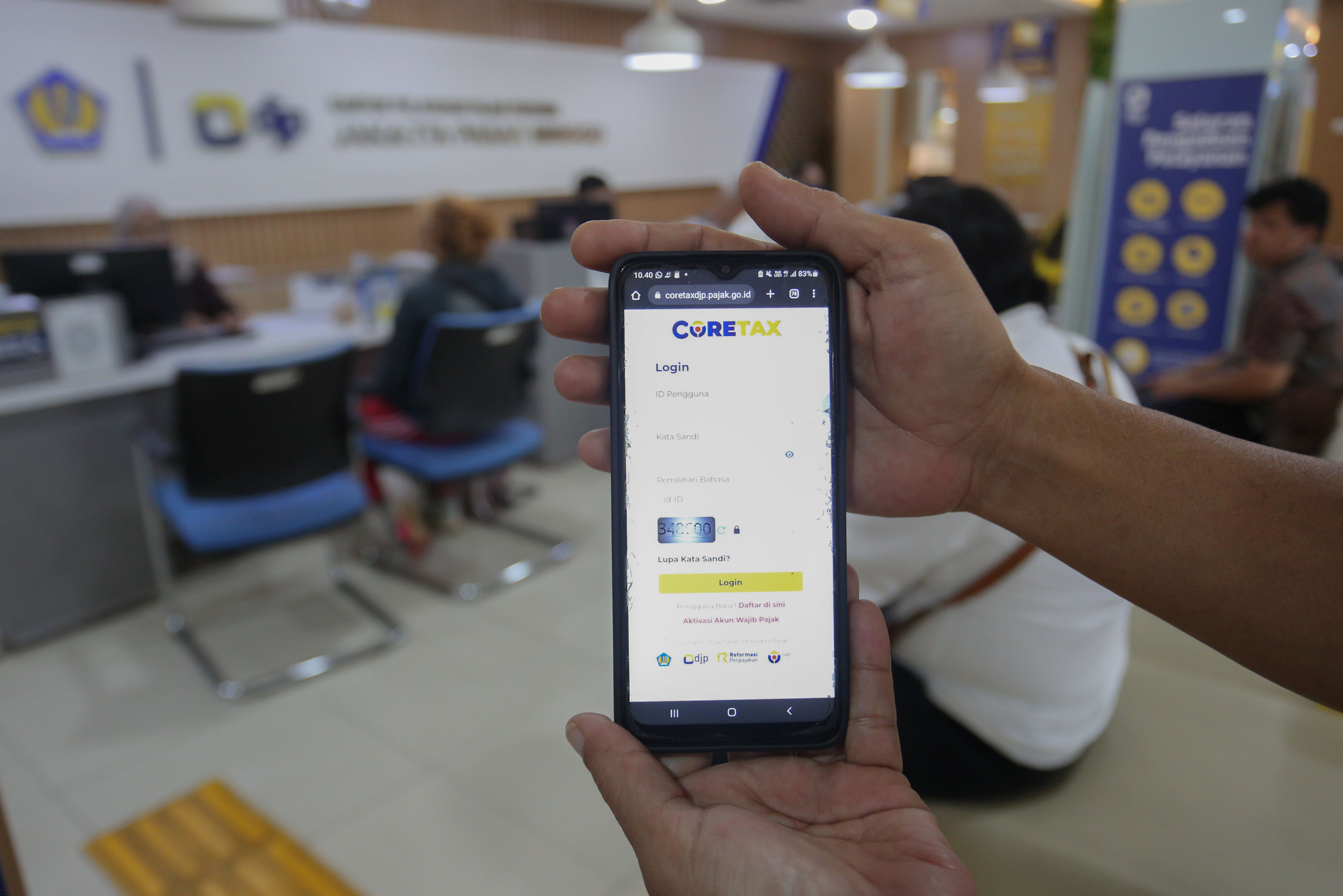 Warga menunjukkan situs Coretax saat akan melakukan aktivasi akun di Kantor Pelayanan Pajak (KPP) Pratama Pasar Minggu, Jakarta, Selasa (20/1/2026). Direktorat Jenderal Pajak (DJP) Kementerian Keuangan mencatat hingga 20 Januari 2026 sebanyak 372.184 wajib pajak telah melaporkan Surat Pemberitahuan (SPT) Tahunan melalui sistem Coretax.