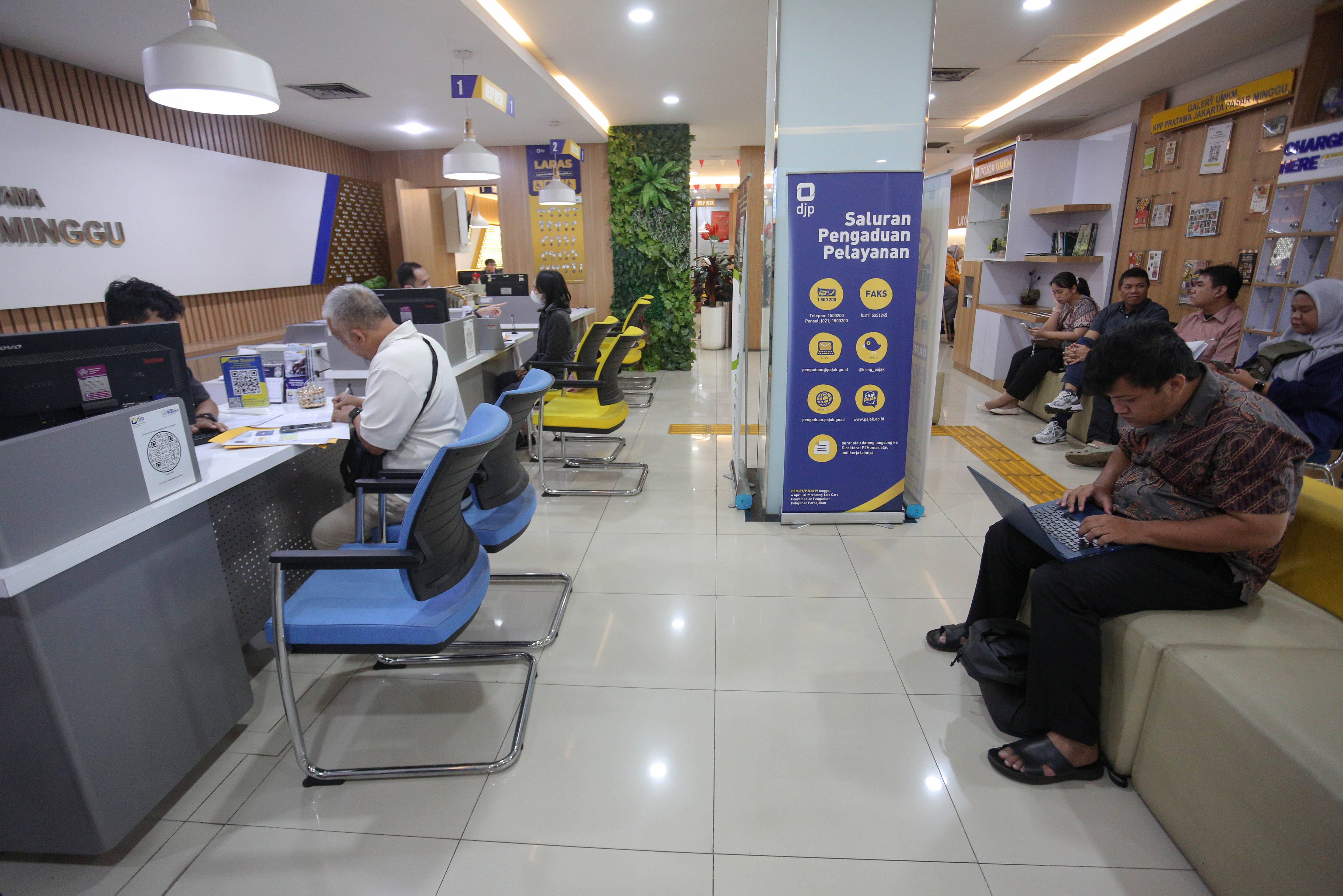 Suasana saat warga melakukan aktivasi akun Coretax di Kantor Pelayanan Pajak (KPP) Pratama Pasar Minggu, Jakarta, Selasa (20/1/2026). Direktorat Jenderal Pajak (DJP) Kementerian Keuangan mencatat hingga 20 Januari 2026 sebanyak 372.184 wajib pajak telah melaporkan Surat Pemberitahuan (SPT) Tahunan melalui sistem Coretax.