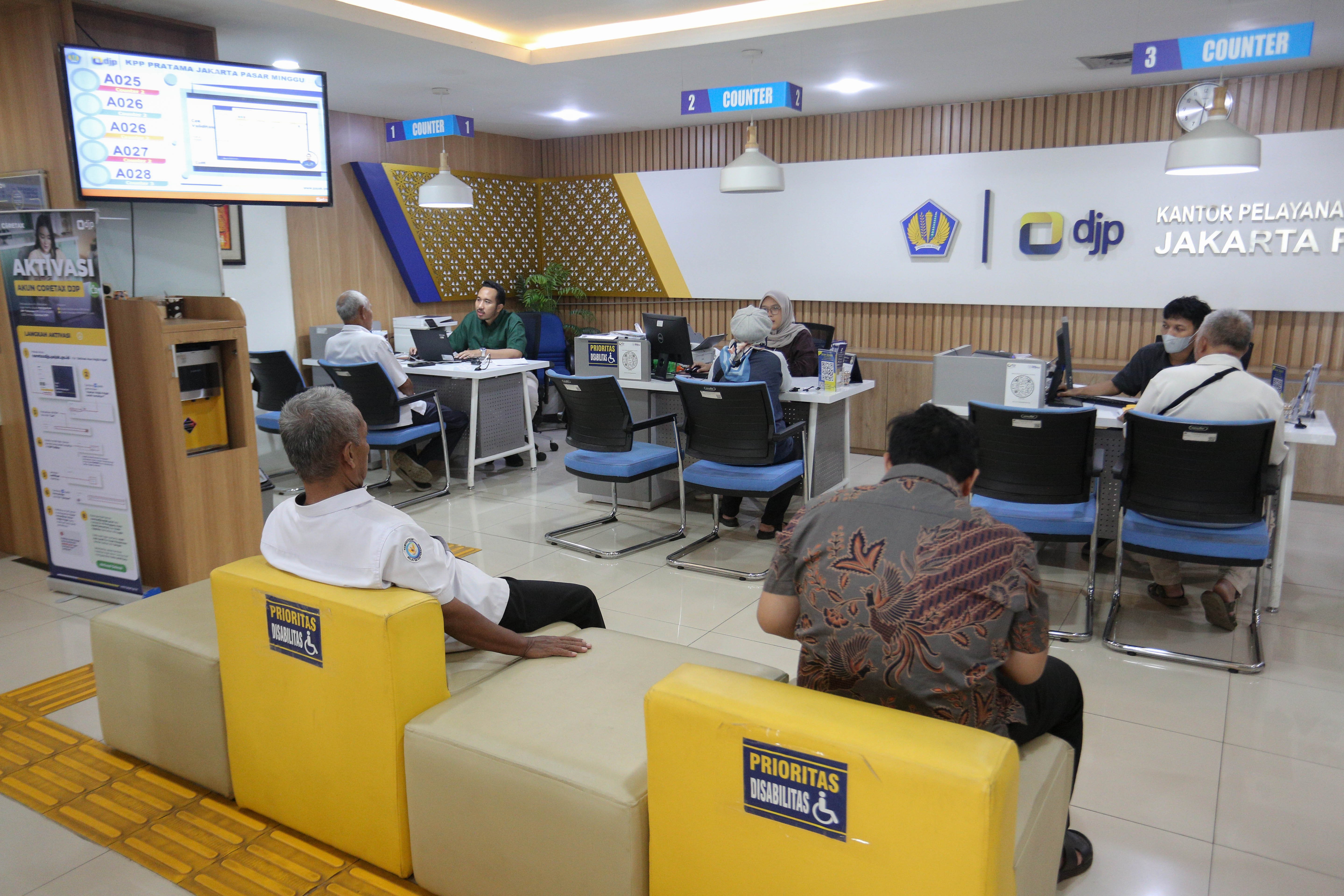 Suasana saat warga melakukan aktivasi akun Coretax di Kantor Pelayanan Pajak (KPP) Pratama Pasar Minggu, Jakarta, Selasa (20/1/2026). Direktorat Jenderal Pajak (DJP) Kementerian Keuangan mencatat hingga 20 Januari 2026 sebanyak 372.184 wajib pajak telah melaporkan Surat Pemberitahuan (SPT) Tahunan melalui sistem Coretax.