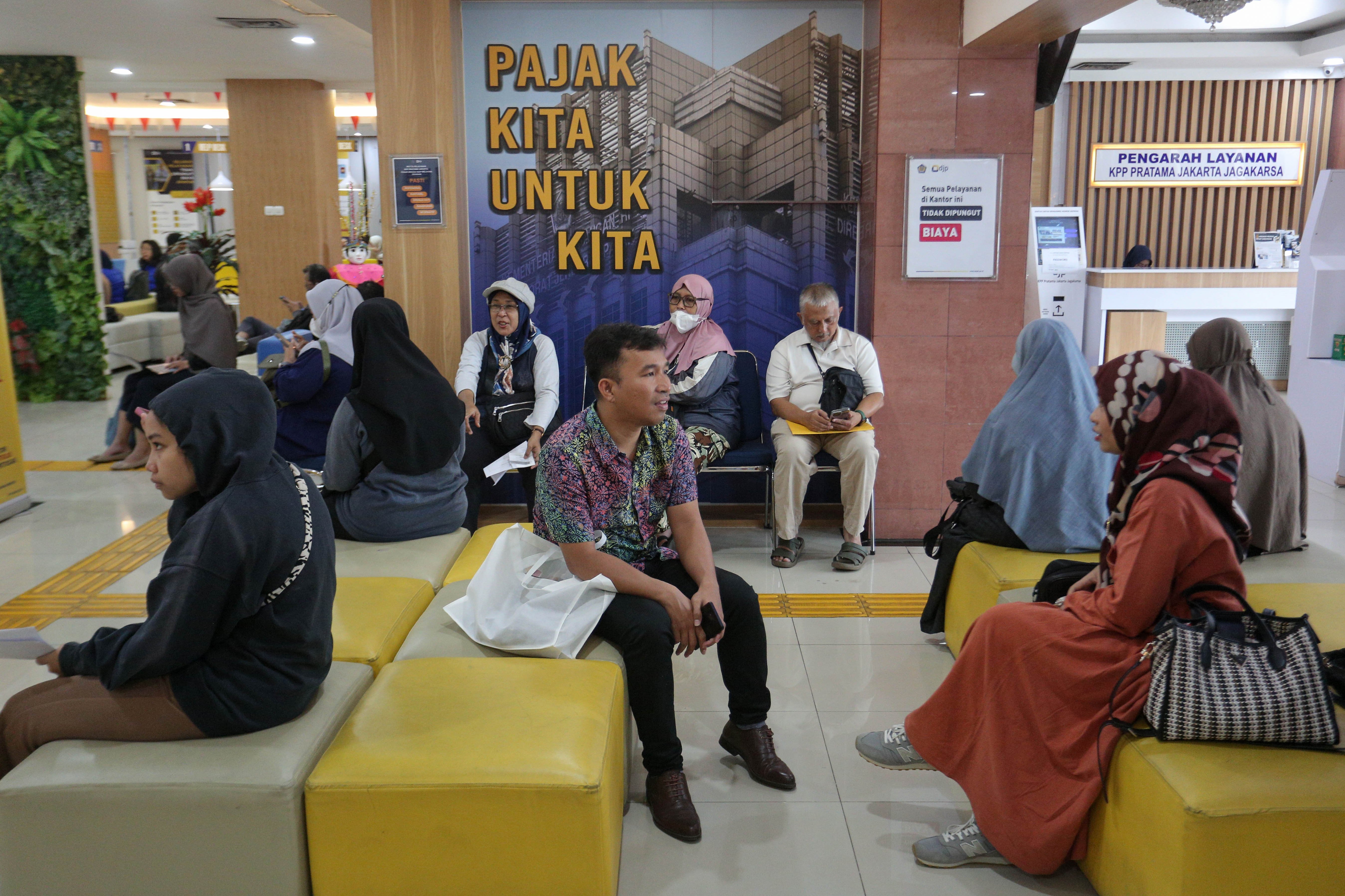 Sejumlah warga mengantre untuk melakukan aktivasi akun Coretax di Kantor Pelayanan Pajak (KPP) Pratama Pasar Minggu, Jakarta, Selasa (20/1/2026). Direktorat Jenderal Pajak (DJP) Kementerian Keuangan mencatat hingga 20 Januari 2026 sebanyak 372.184 wajib pajak telah melaporkan Surat Pemberitahuan (SPT) Tahunan melalui sistem Coretax.