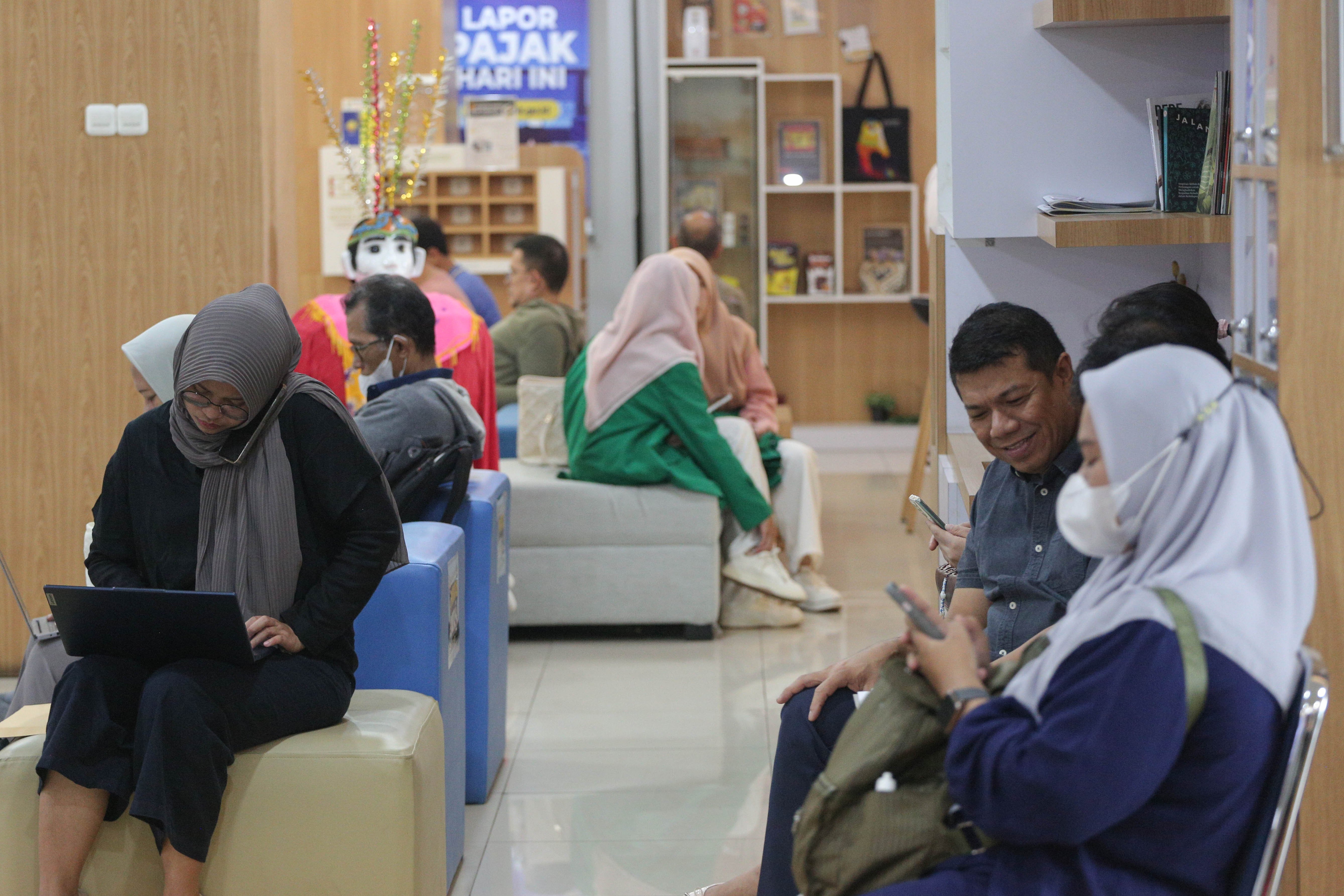 Sejumlah warga mengantre untuk melakukan aktivasi akun Coretax di Kantor Pelayanan Pajak (KPP) Pratama Pasar Minggu, Jakarta, Selasa (20/1/2026). Direktorat Jenderal Pajak (DJP) Kementerian Keuangan mencatat hingga 20 Januari 2026 sebanyak 372.184 wajib pajak telah melaporkan Surat Pemberitahuan (SPT) Tahunan melalui sistem Coretax.