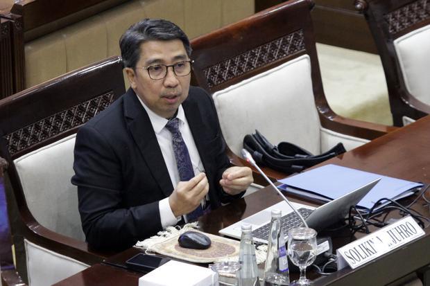 Calon Deputi Gubernur Bank Indonesia (BI) Solikin M.Juhro, memaparkan visi misinya saat mengikuti uji kelayakan dan kepatutan atau fit and proper test calon Deputi Gubernur Bank Indonesia di ruang Komisi XI DPR, Kompleks Parlemen, Senayan, Jakarta, Jumat (23/1/2026). Solikin M.Juhro yang kini menjabat sebagai Kepala Departemen Kebijakan Makroprudensial BI tersebut merupakan satu dari tiga nama calon Deputi Gubernur BI yang diusulkan Presiden Prabowo Subianto.