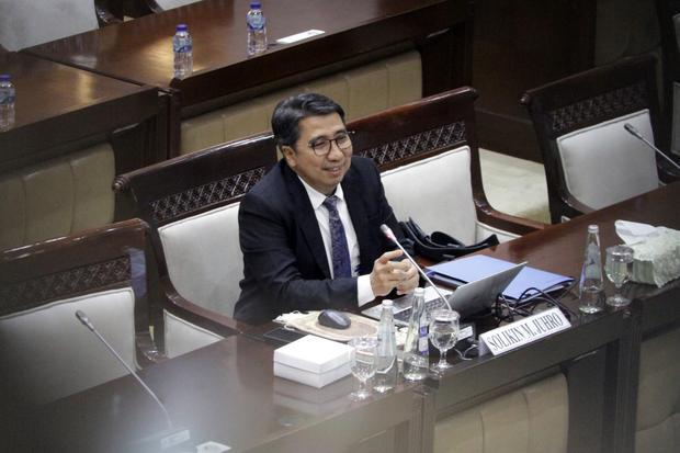 Calon Deputi Gubernur Bank Indonesia (BI) Solikin M.Juhro, memaparkan visi misinya saat mengikuti uji kelayakan dan kepatutan atau fit and proper test calon Deputi Gubernur Bank Indonesia di ruang Komisi XI DPR, Kompleks Parlemen, Senayan, Jakarta, Jumat (23/1/2026). Solikin M.Juhro yang kini menjabat sebagai Kepala Departemen Kebijakan Makroprudensial BI tersebut merupakan satu dari tiga nama calon Deputi Gubernur BI yang diusulkan Presiden Prabowo Subianto.