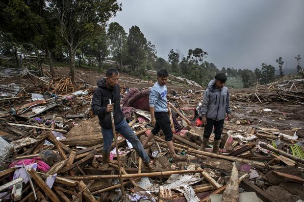 Warga mencari barang yang masih dapat digunakan di antara puing rumah yang tertimbun material longsor di Desa Pasirlangu, Cisarua, Kabupaten Bandung Barat, Jawa Barat, Sabtu (24/1/2026). Berdasarkan data sementara BPBD Kabupaten Bandung Barat, sebanyak 30 rumah tertimbun material longsor serta 34 Kepala Keluarga (KK) atau 113 jiwa terdampak bencana tanah longsor yang terjadi pada Sabtu (24/1) dini hari.