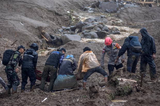 Tim SAR gabungan mengevakuasi korban bencana tanah longsor yang ditemukan di Desa Pasirlangu, Cisarua, Kabupaten Bandung Barat, Jawa Barat, Sabtu (24/1/2026). Berdasarkan hasil asesmen tim SAR gabungan bersama pihak desa setempat hingga pukul 12.30 WIB, sebanyak 34 Kepala Keluarga (KK) atau 113 jiwa terdampak bencana tanah longsor dengan rincian 23 orang selamat, delapan orang ditemukan meninggal dunia dan 82 lainnya masih dalam proses pencarian.
