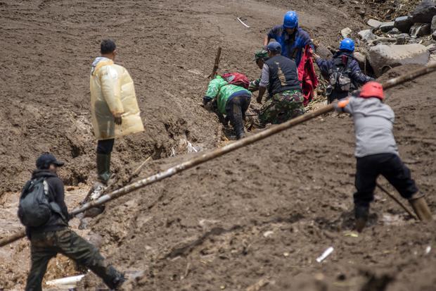 Tim SAR gabungan mengevakuasi korban bencana tanah longsor yang ditemukan di Desa Pasirlangu, Cisarua, Kabupaten Bandung Barat, Jawa Barat, Sabtu (24/1/2026). Berdasarkan hasil asesmen tim SAR gabungan bersama pihak desa setempat hingga pukul 12.30 WIB, sebanyak 34 Kepala Keluarga (KK) atau 113 jiwa terdampak bencana tanah longsor dengan rincian 23 orang selamat, delapan orang ditemukan meninggal dunia dan 82 lainnya masih dalam proses pencarian.