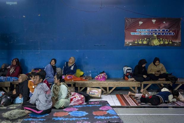 Warga korban bencana tanah longsor beristirahat di tempat pengungsian sementara di Kantor Desa Pasirlangu, Cisarua, Kabupaten Bandung Barat, Jawa Barat, Sabtu (24/1/2026). Berdasarkan data sementara Taruna Siaga Bencana (Tagana) Kabupaten Bandung Barat hingga pukul 14.12 WIB, sebanyak 84 Kepala Keluarga (KK) atau 279 jiwa mengungsi di beberapa lokasi akibat bencana tanah longsor yang melanda kawasan tersebut pada Sabtu (24/1) dini hari.