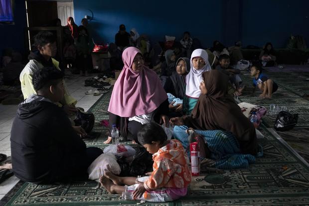 Warga korban bencana tanah longsor beristirahat di tempat pengungsian sementara di Kantor Desa Pasirlangu, Cisarua, Kabupaten Bandung Barat, Jawa Barat, Sabtu (24/1/2026). Berdasarkan data sementara Taruna Siaga Bencana (Tagana) Kabupaten Bandung Barat hingga pukul 14.12 WIB, sebanyak 84 Kepala Keluarga (KK) atau 279 jiwa mengungsi di beberapa lokasi akibat bencana tanah longsor yang melanda kawasan tersebut pada Sabtu (24/1) dini hari.