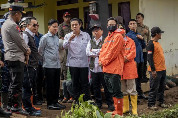 Wakil Presiden Gibran Rakabuming Raka (ketiga kiri) berbincang dengan Wakil Menteri Lingkungan Hidup Diaz Hendropriyono (tengah), Menteri Koordinator Bidang Pembangunan Manusia (PMK) dan Kebudayaan Pratikno (kelima kiri), Kapolda Jawa Barat Irjen Pol Rudy Setiawan (kiri), dan Bupati Bandung Barat Jeje Ritchie Ismail (kanan) saat meninjau lokasi bencana tanah longsor di Desa Pasirlangu, Cisarua, Kabupaten Bandung Barat, Jawa Barat, Minggu (25/1/2026). 
