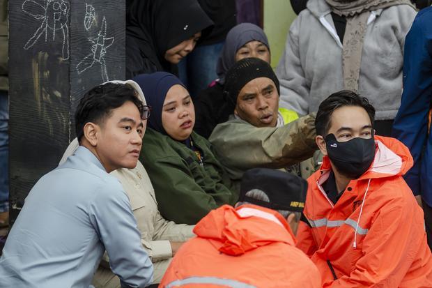 Wakil Presiden Gibran Rakabuming Raka (kiri) didampingi Bupati Bandung Barat Jeje Ritchie Ismail (kanan) berbincang dengan warga saat meninjau lokasi bencana tanah longsor di Desa Pasirlangu, Cisarua, Kabupaten Bandung Barat, Jawa Barat, Minggu (25/1/2026). Peninjauan itu untuk memastikan proses pencarian korban bencana tanah longsor dan penanganan darurat serta keselamatan warga terdampak berjalan dengan optimal.